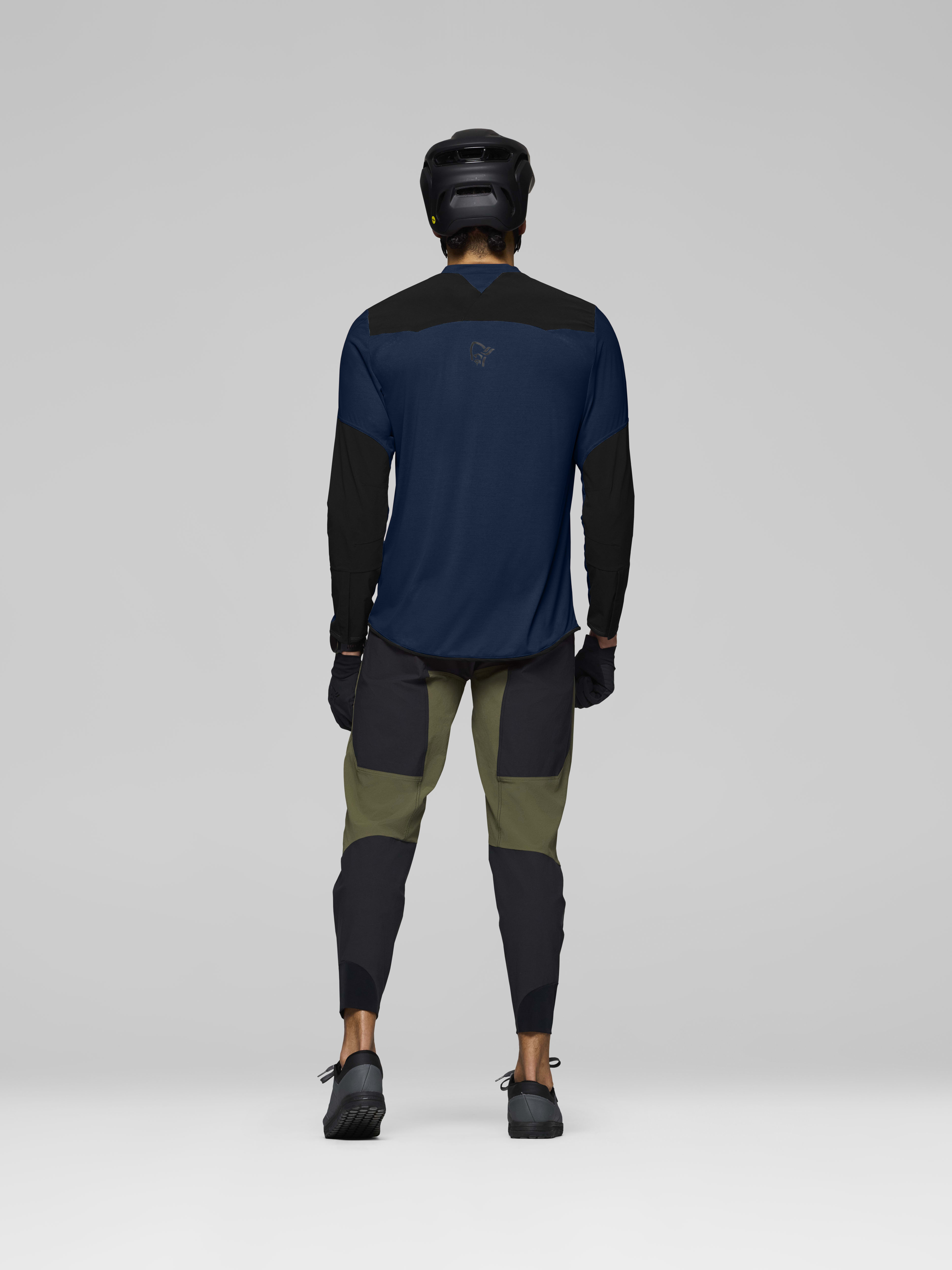 Male Look back image of skibotn equaliser tech Long Sleeve Indigo Night