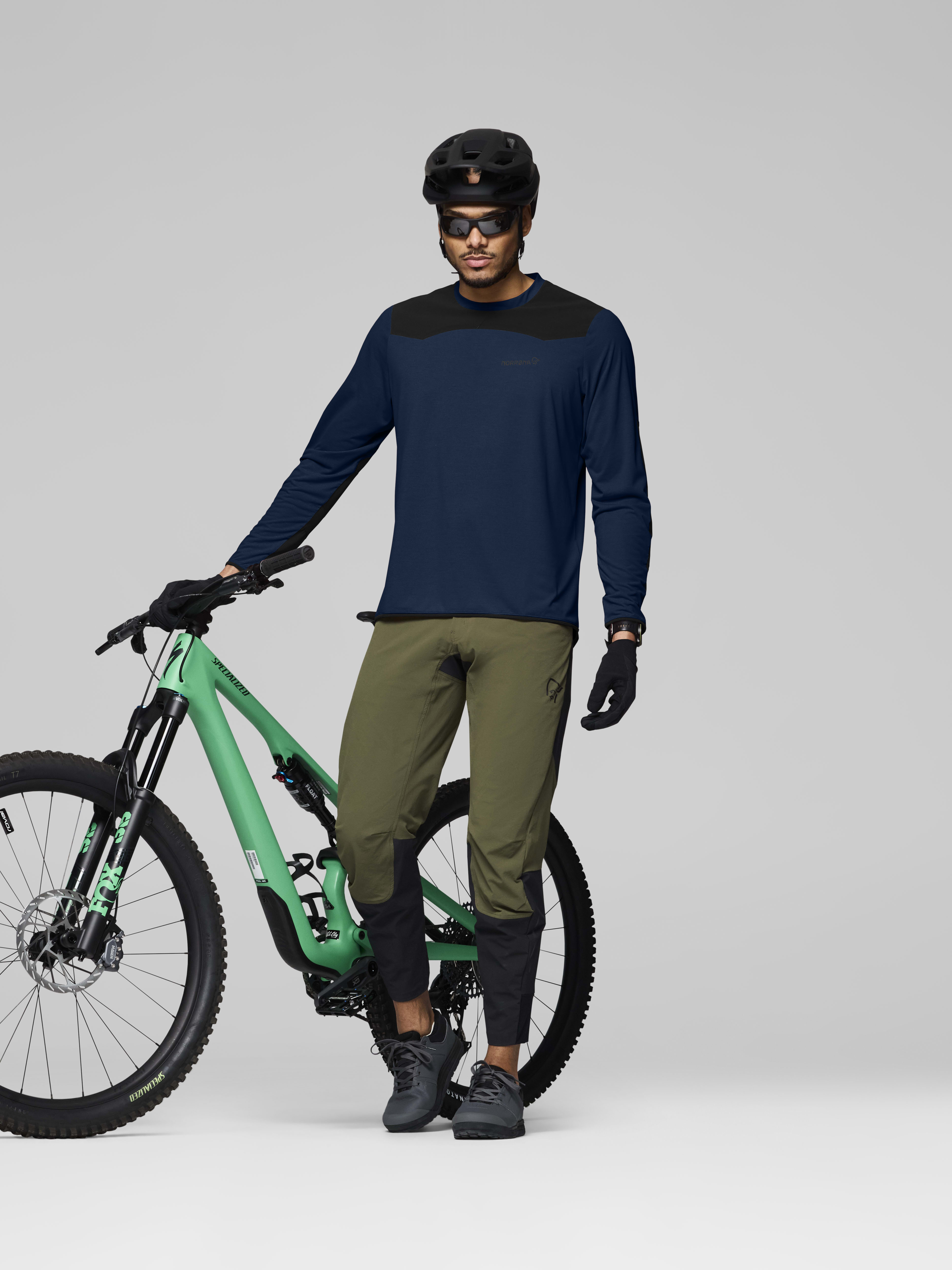 Male Look opening image of skibotn equaliser tech Long Sleeve Indigo Night