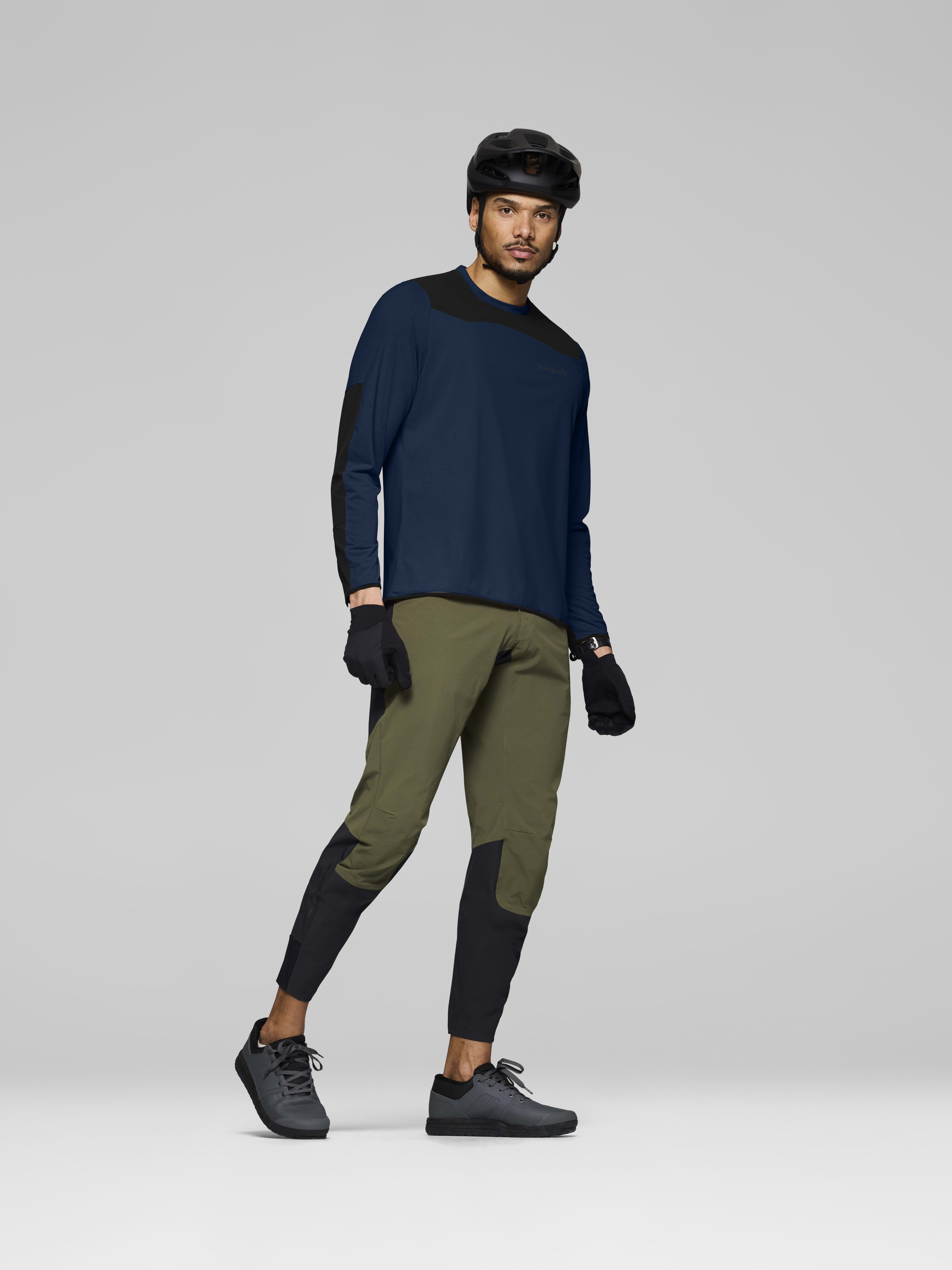 Male Look side image of skibotn equaliser tech Long Sleeve Indigo Night