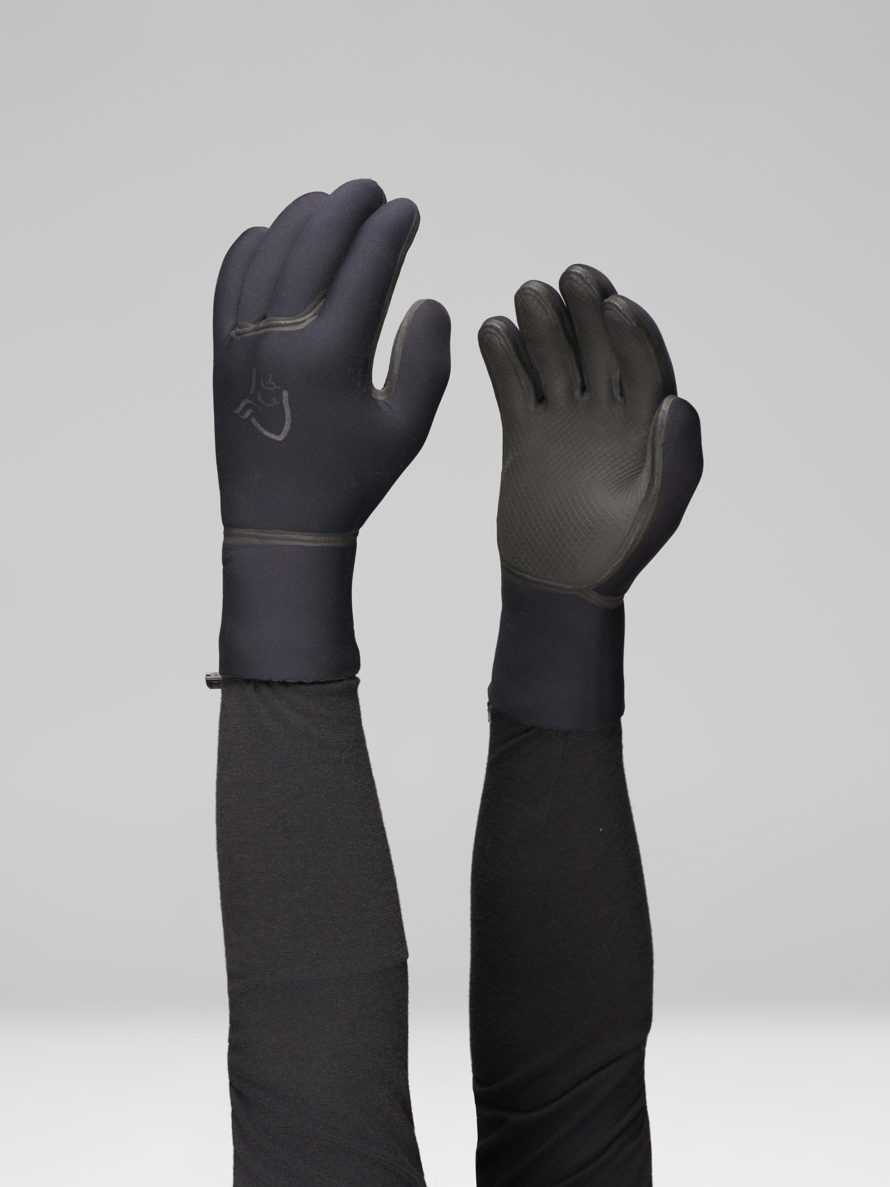 Female Look front image of unstad 5mm Wetsuite Gloves Caviar Black