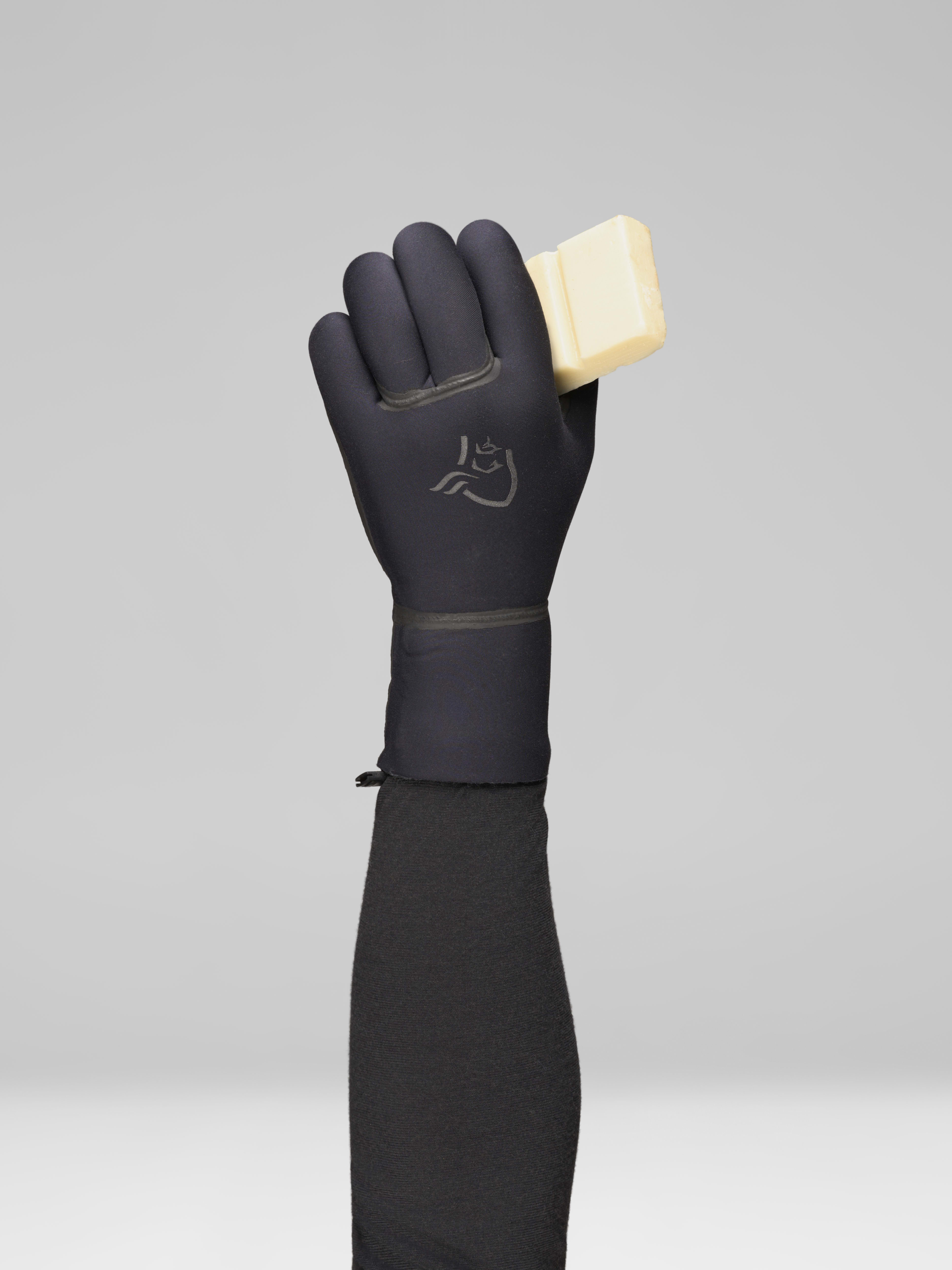 Female Look opening image of unstad 5mm Wetsuite Gloves Caviar Black