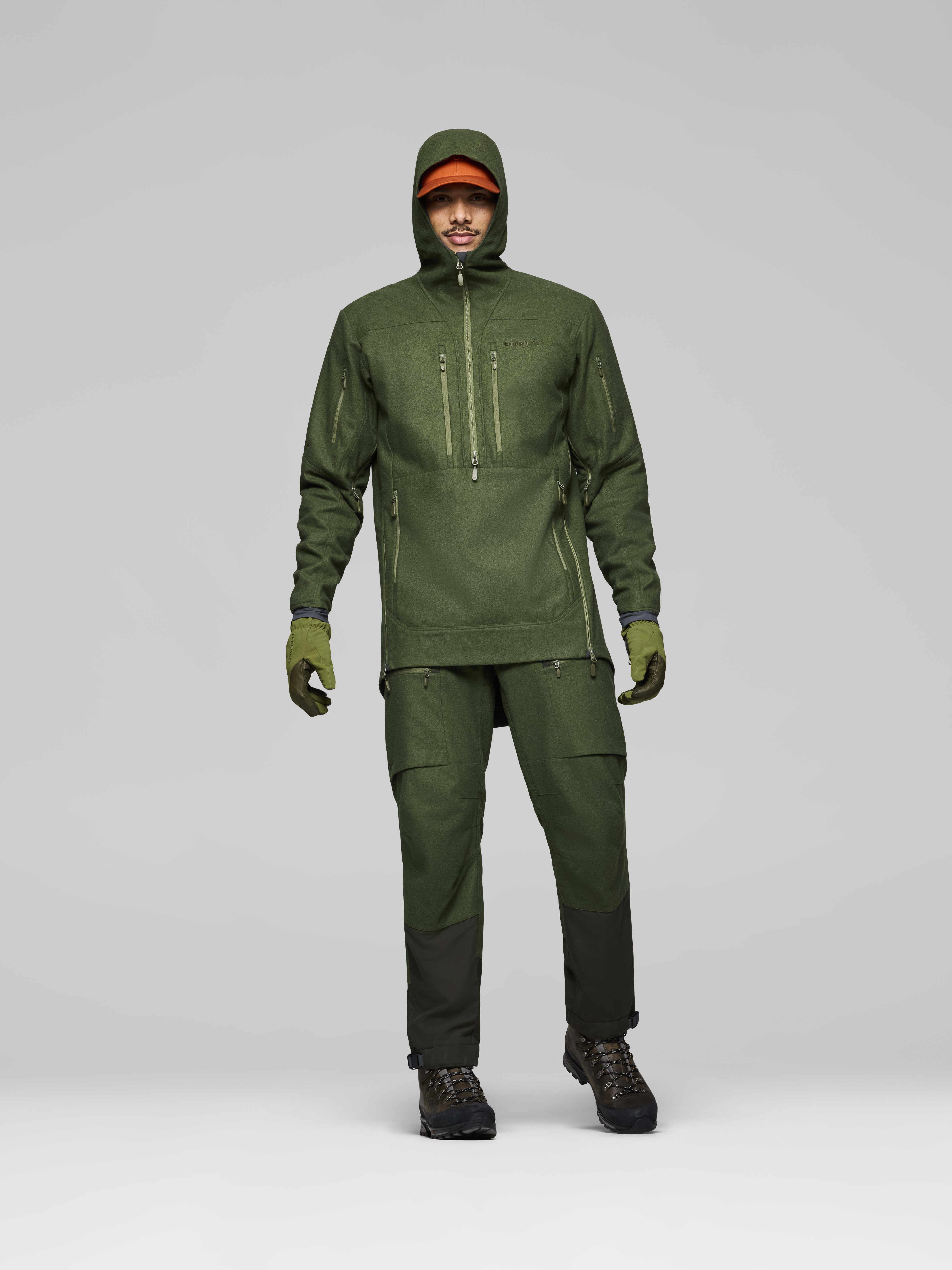 Male Look opening image of kvinnherad wool Smock Olive Night
