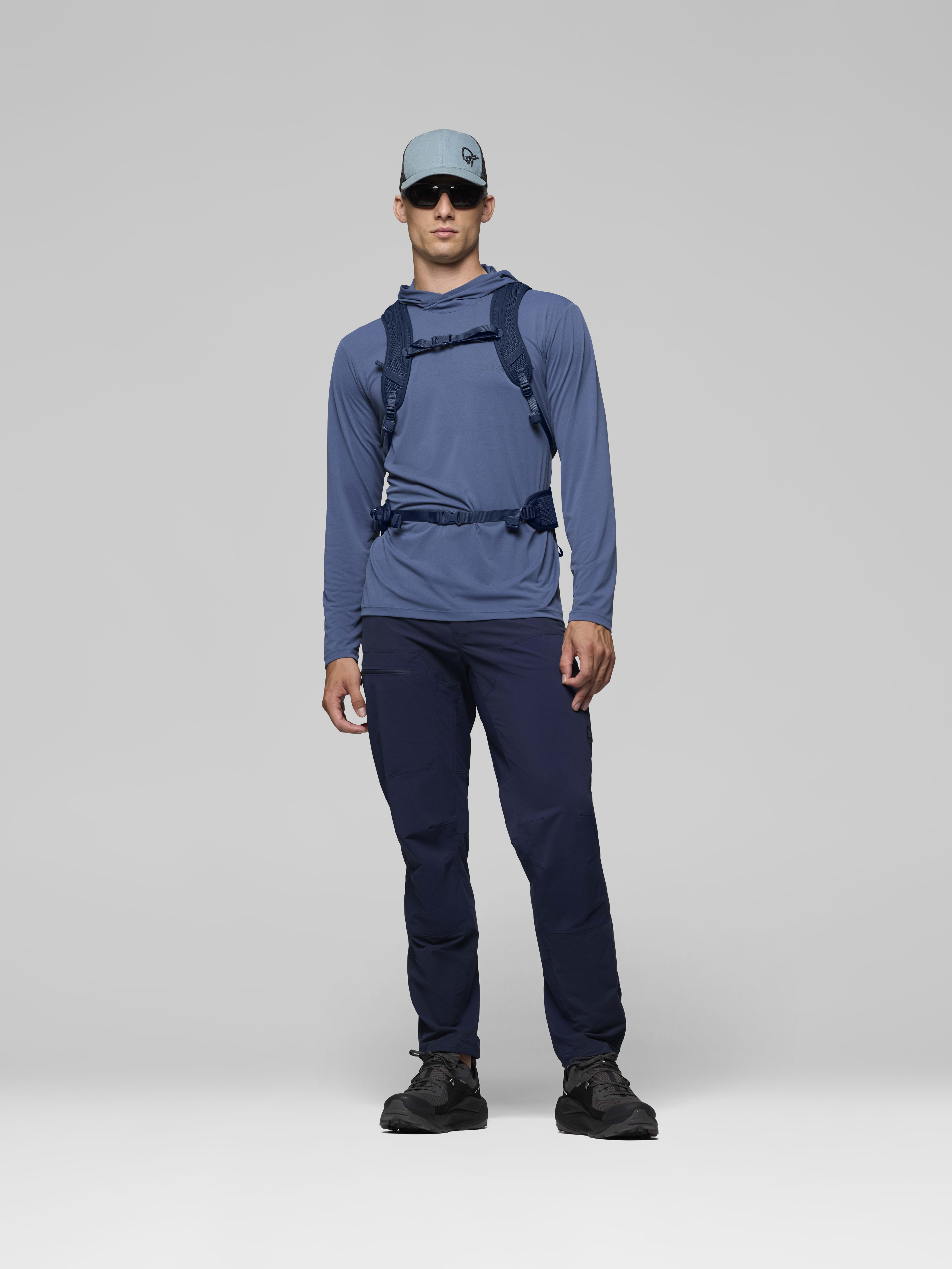 Female Look back image of femund econyl70 15L Pack Indigo Night