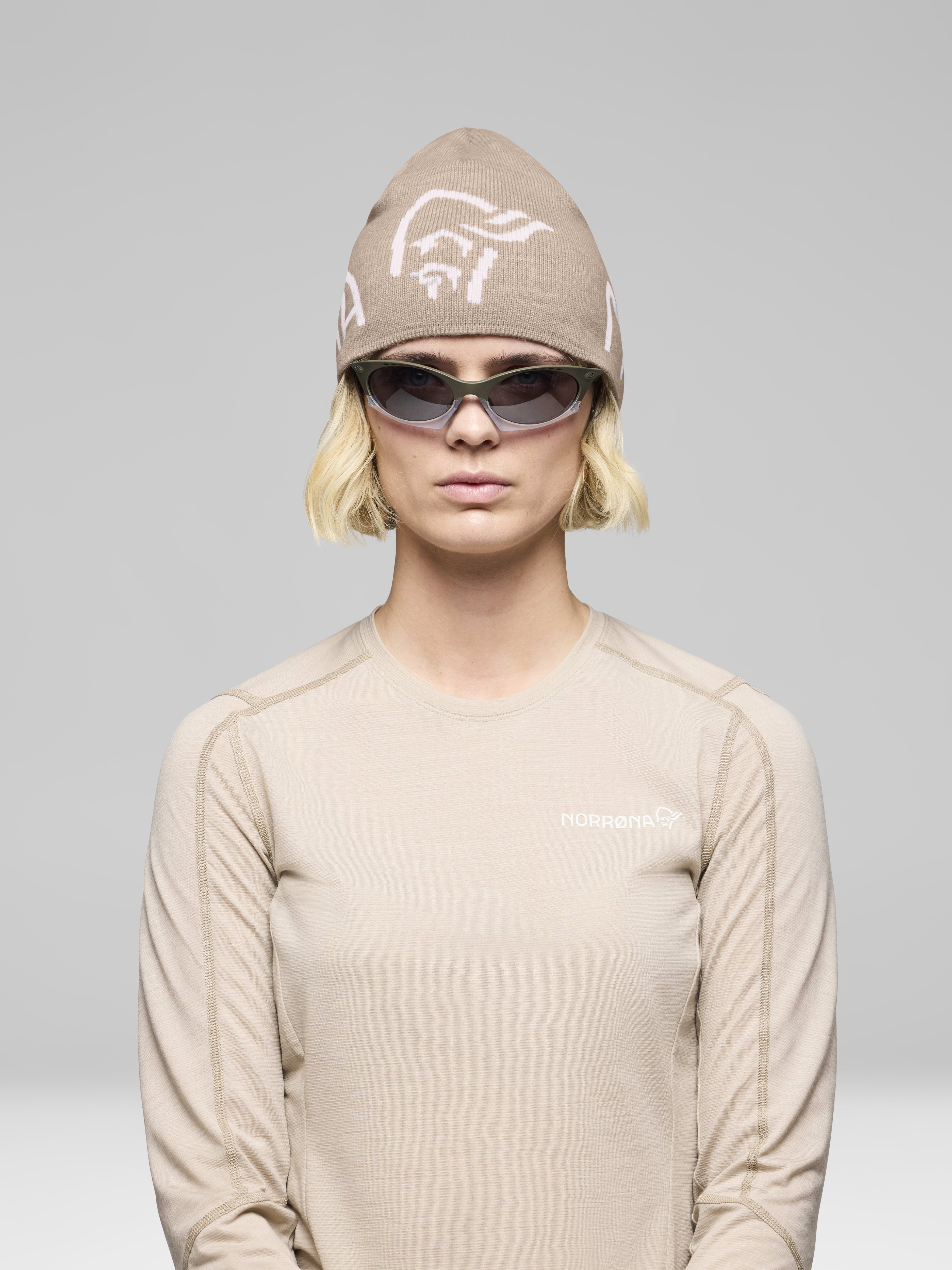 Female Look front image of 29 mid merinoUll logo Beanie Pure Cashmere