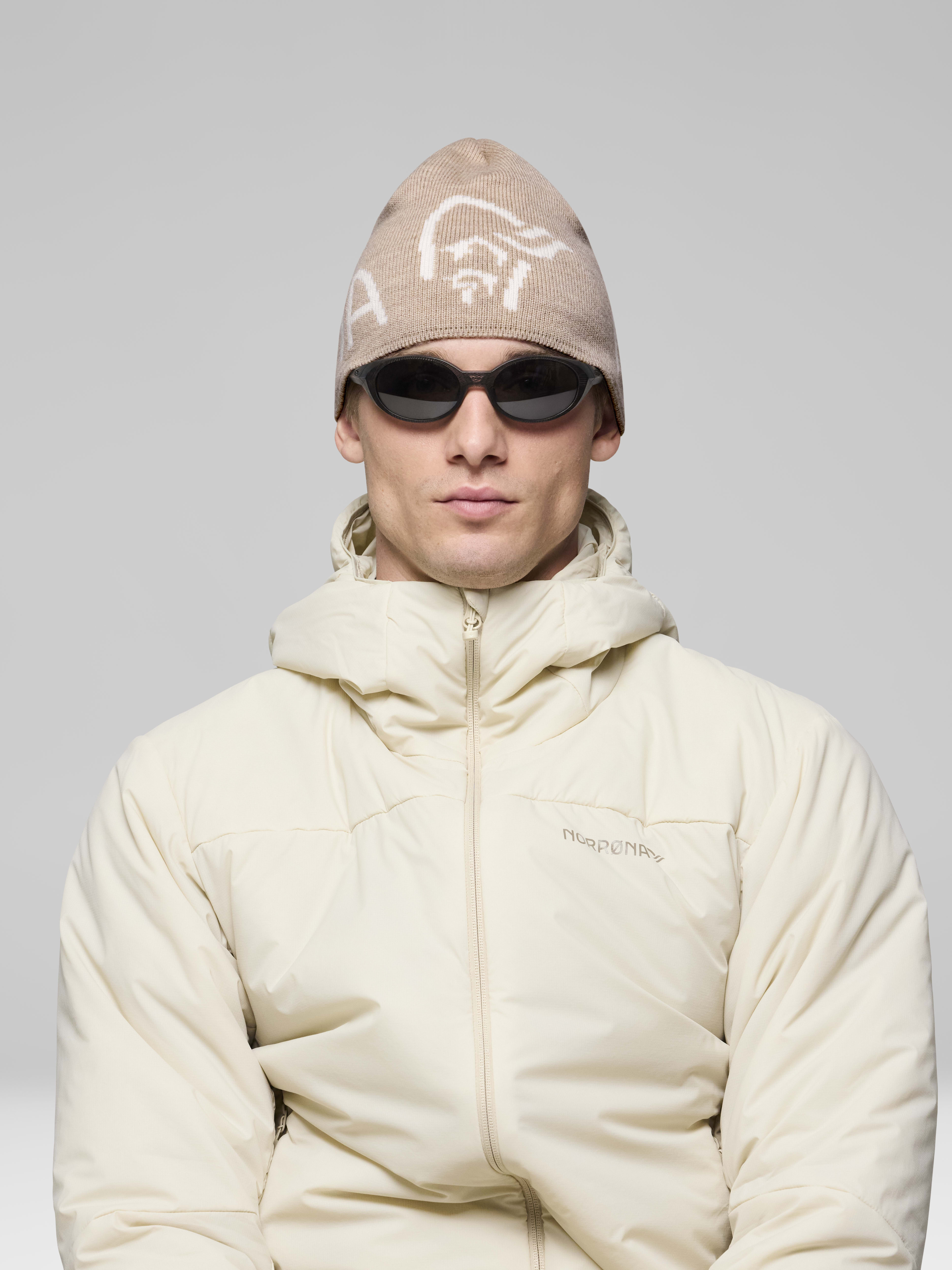 Female Look front image of 29 mid merinoUll logo Beanie Pure Cashmere