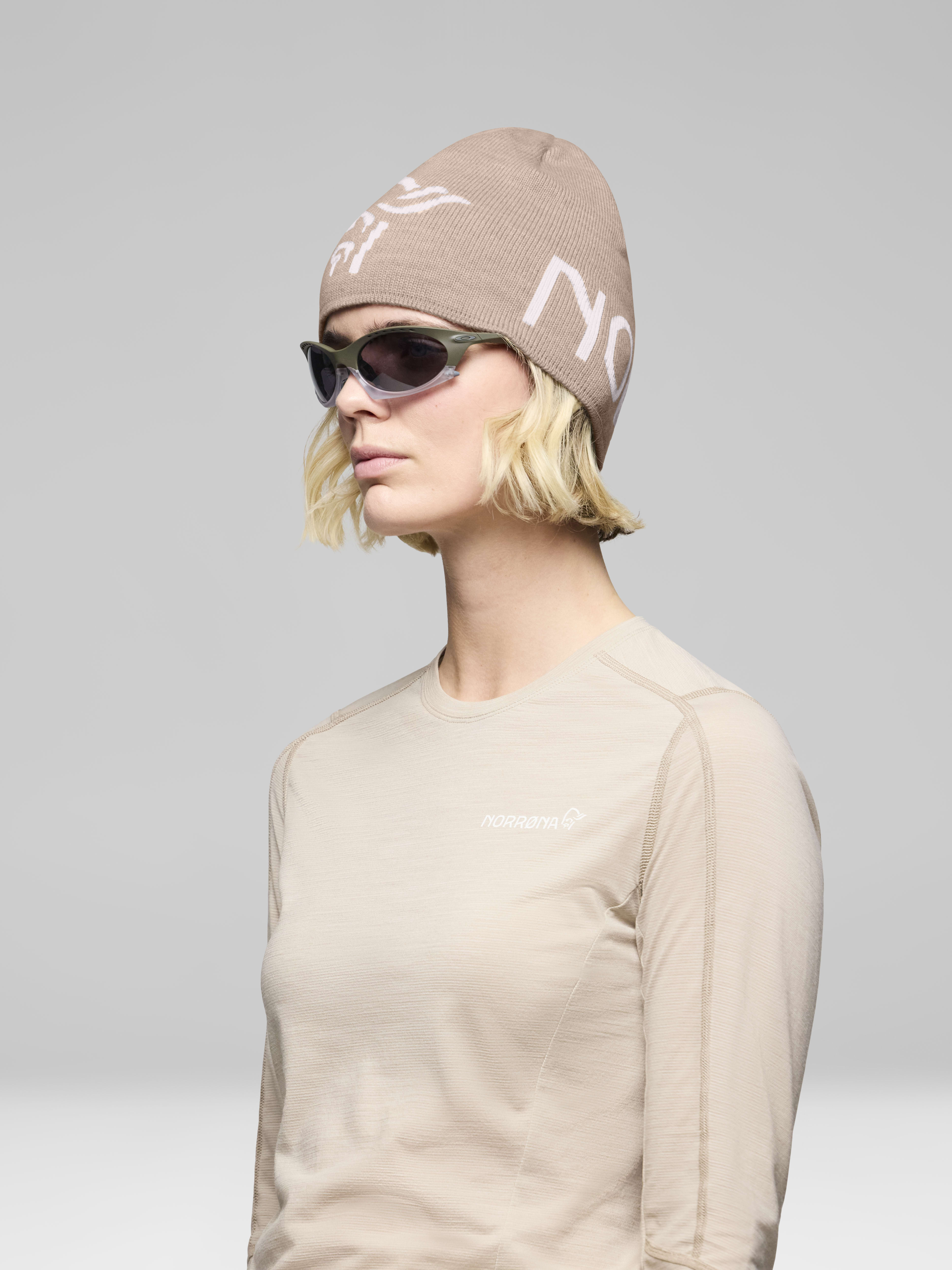Female Look side image of 29 mid merinoUll logo Beanie Pure Cashmere