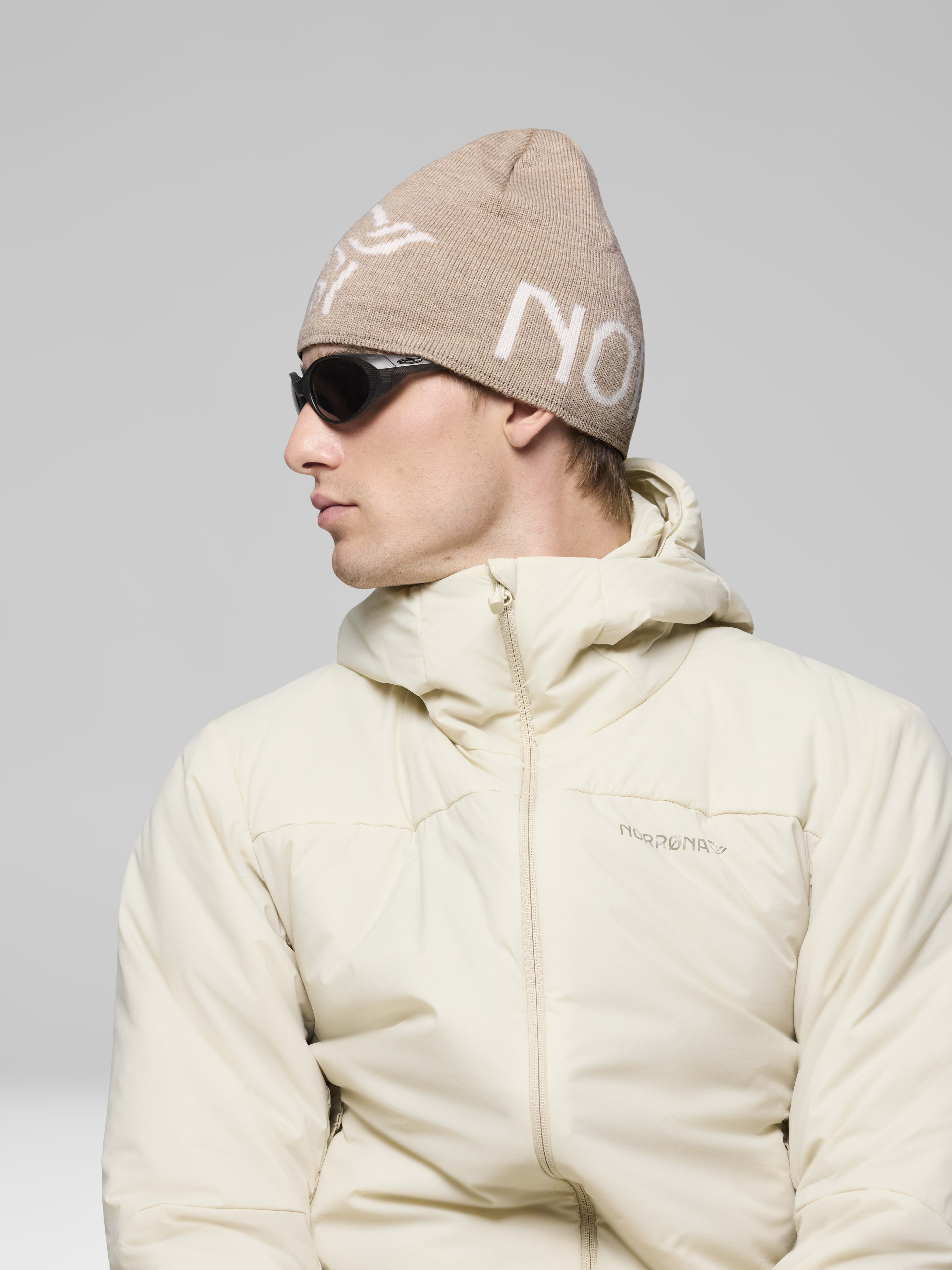 Female Look side image of 29 mid merinoUll logo Beanie Pure Cashmere