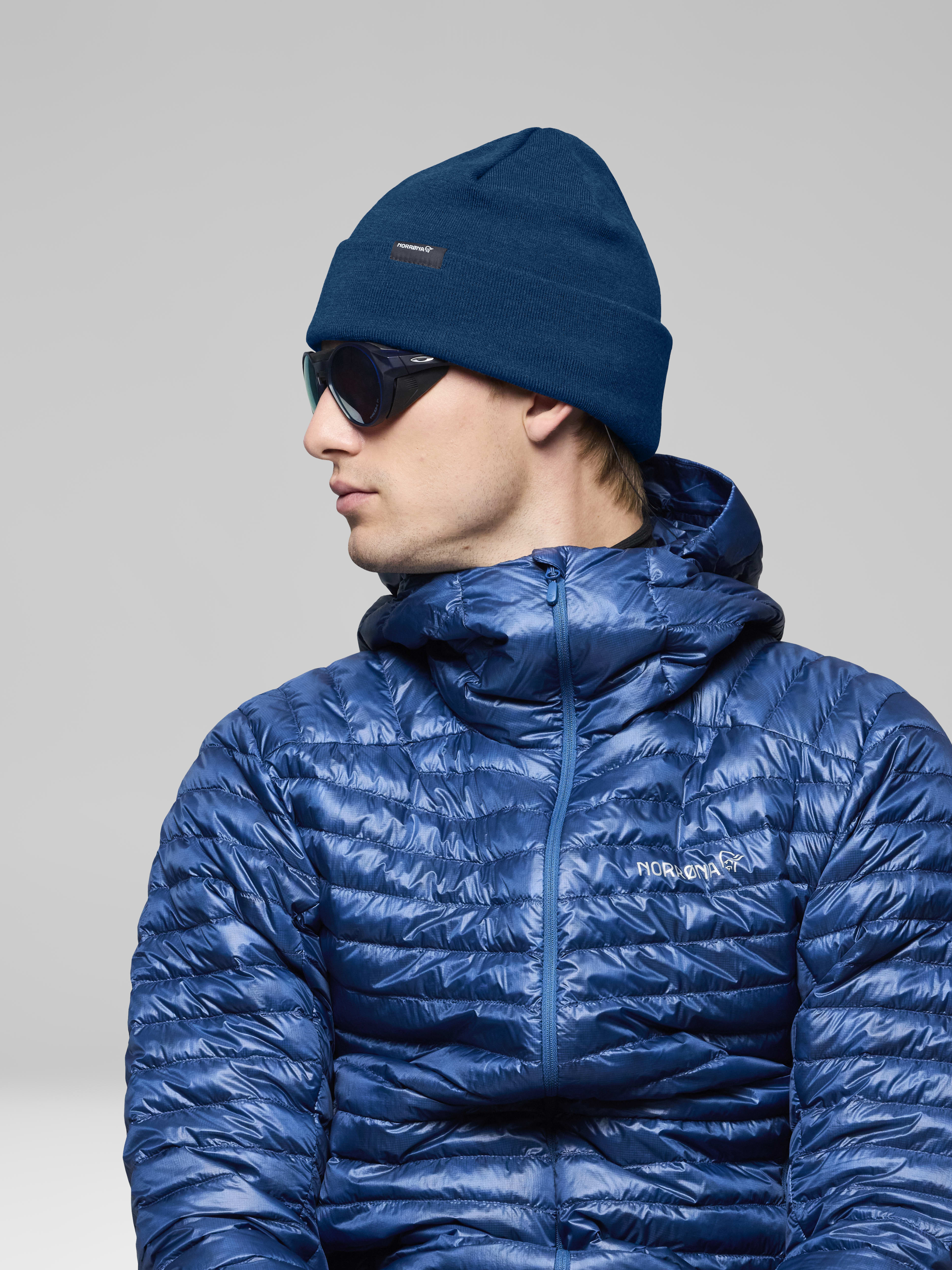 Female Look side image of 29 mid merinoUll Beanie Indigo Night