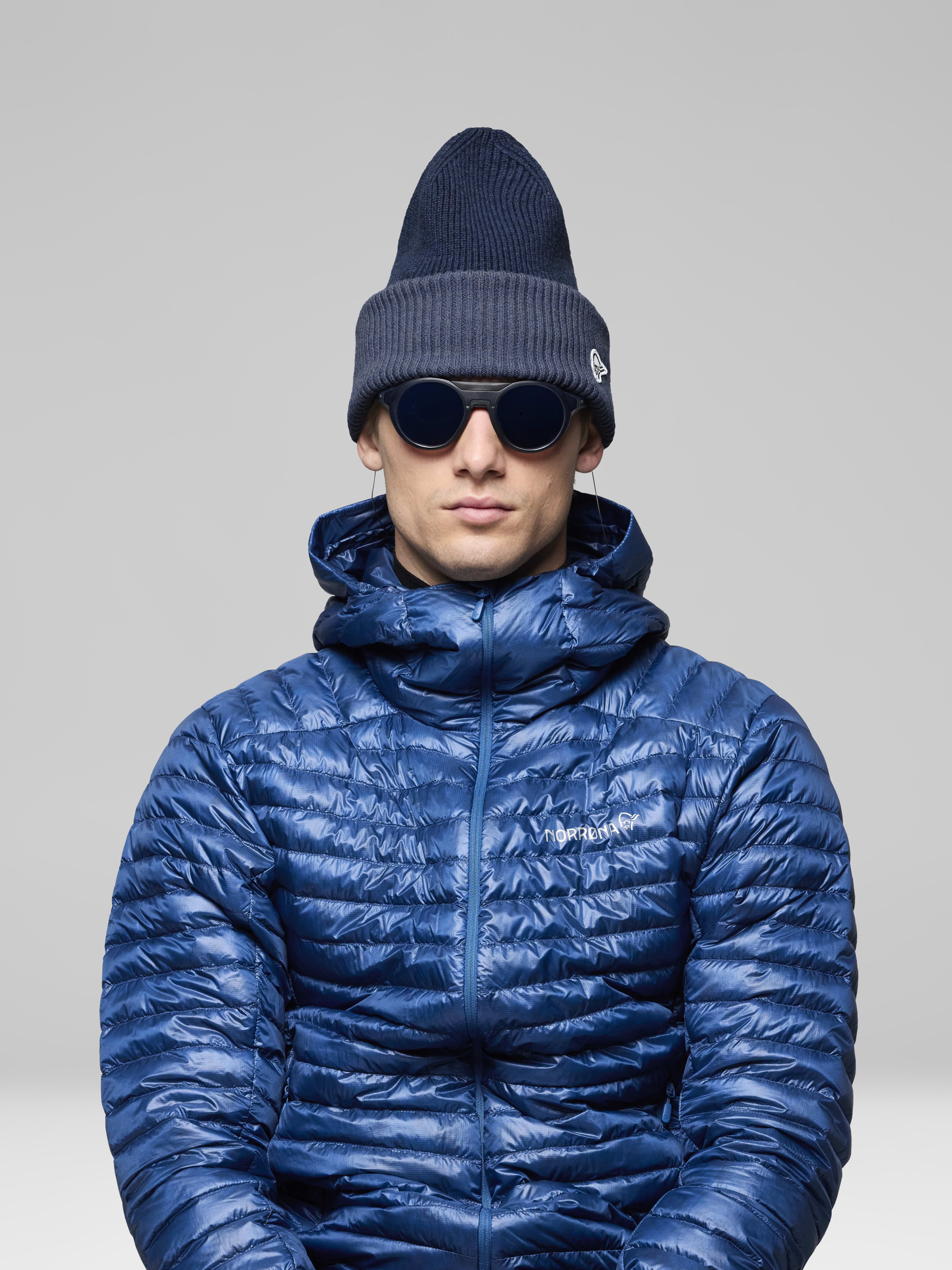 Female Look front image of 29 heavy merinoUll contrast Beanie Indigo Night Melange