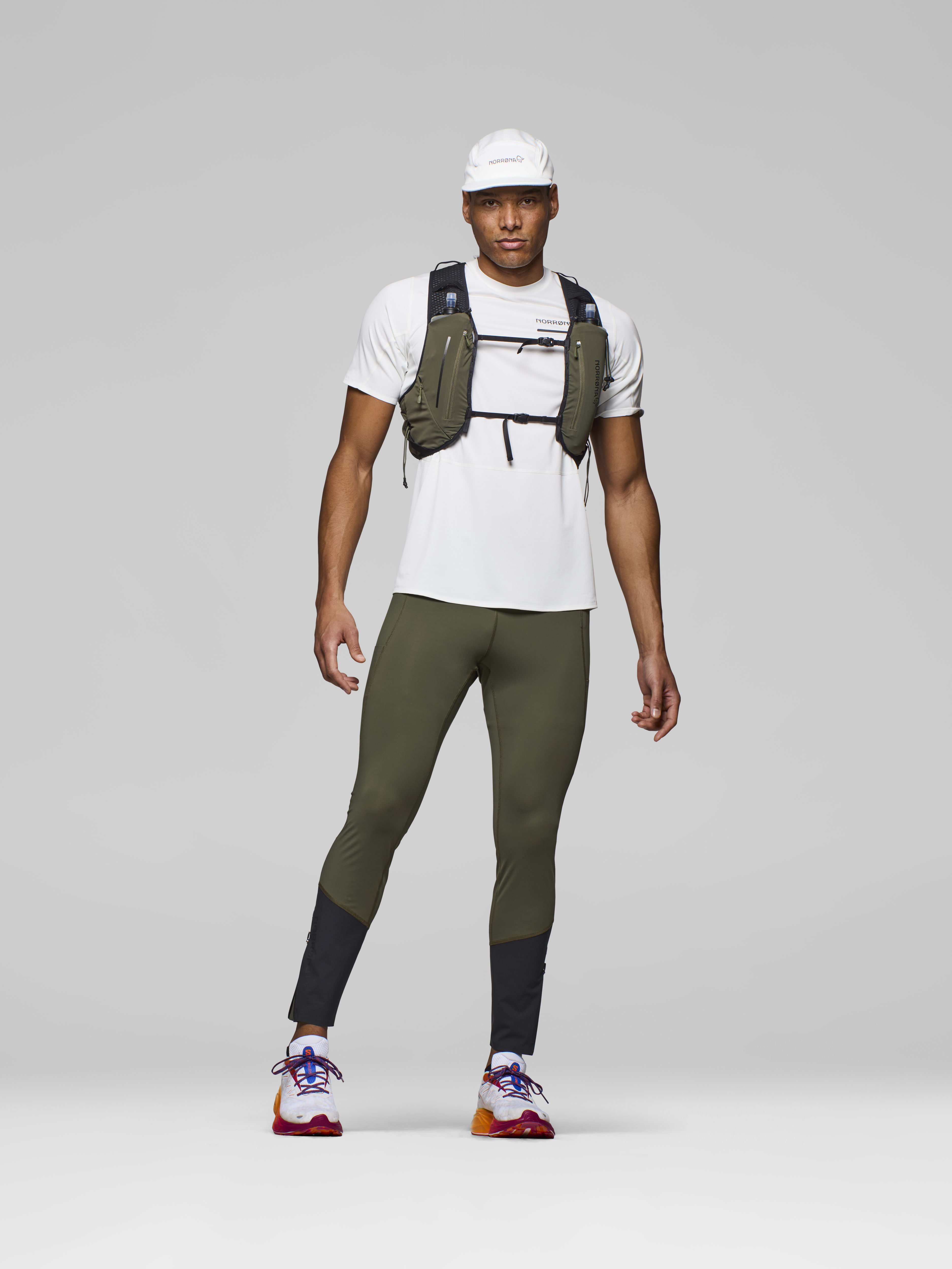 Female Look back image of senja econyl70 7L Pack Olive Night