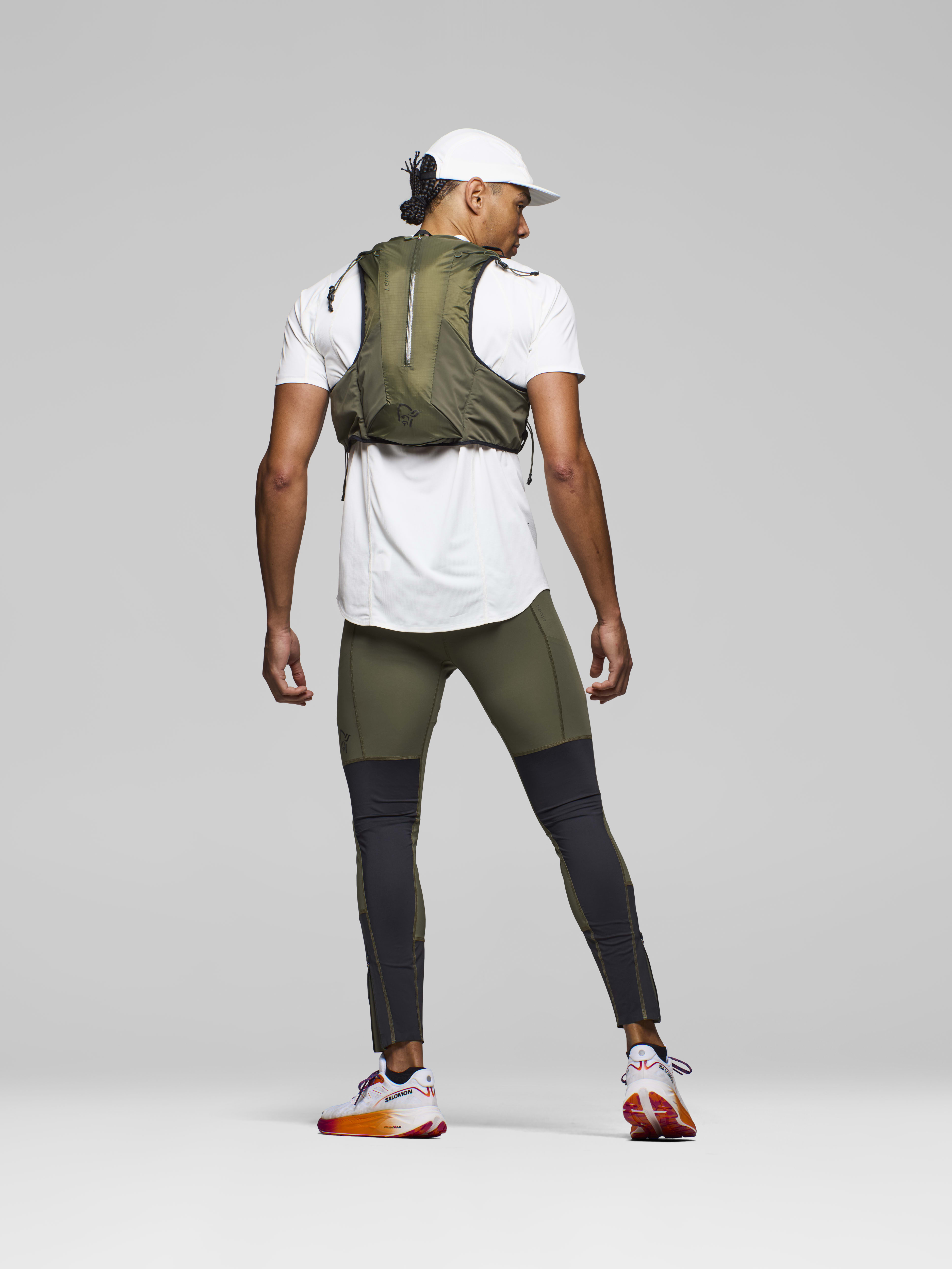 Female Look front image of senja econyl70 7L Pack Olive Night