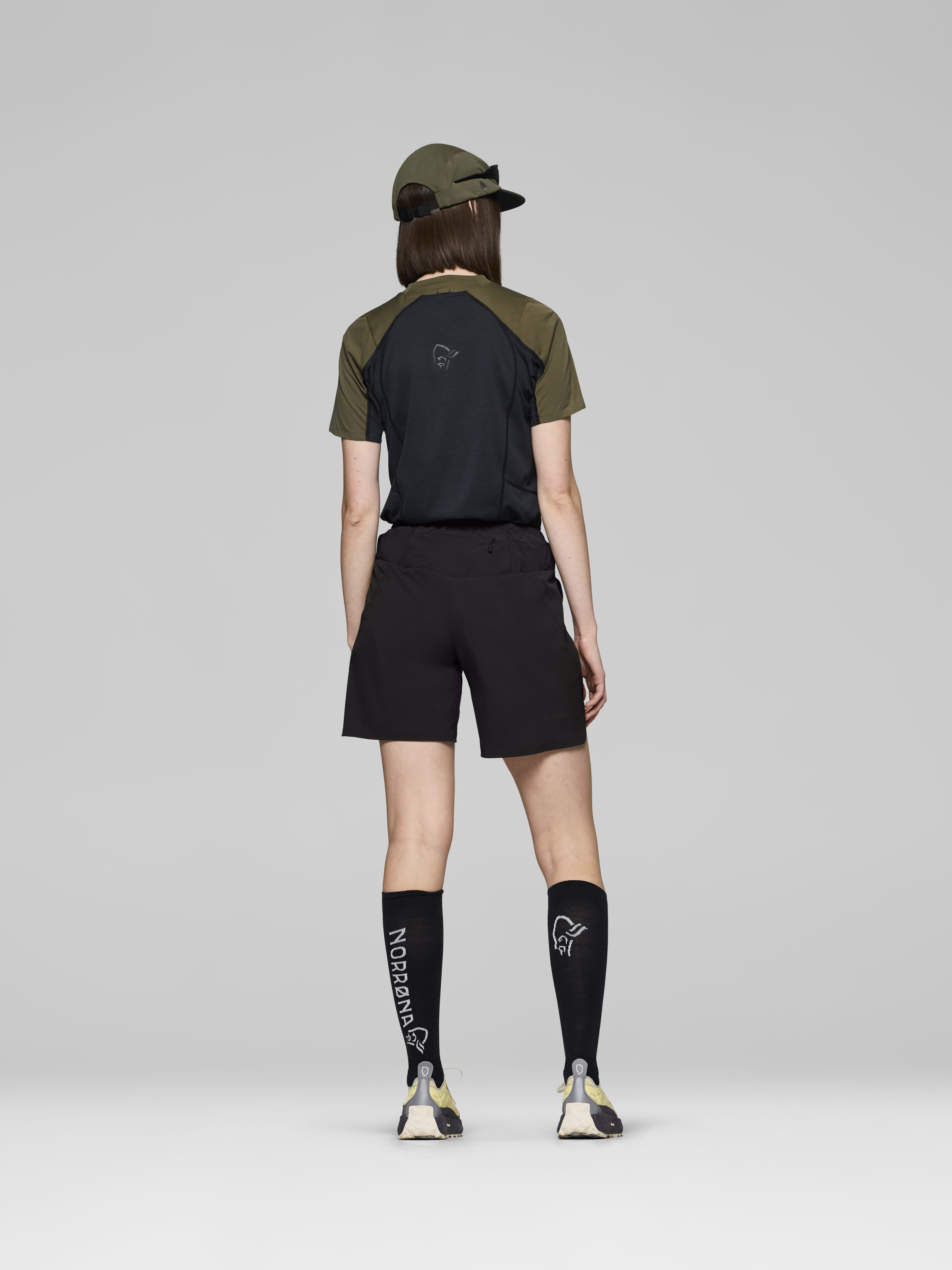 Female Look back image of senja flex1 8" Shorts Caviar Black