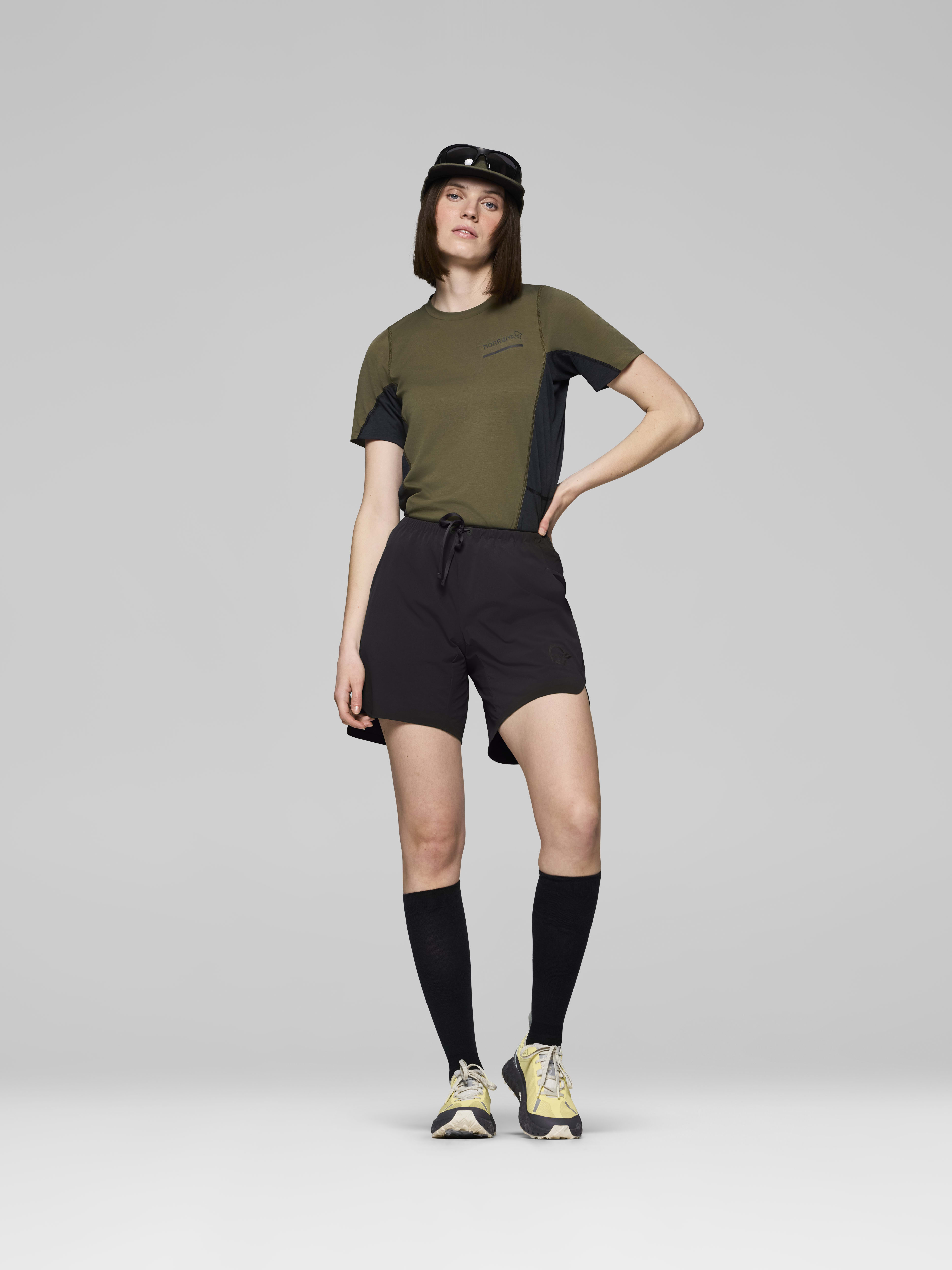 Female Look front image of senja flex1 8" Shorts Caviar Black