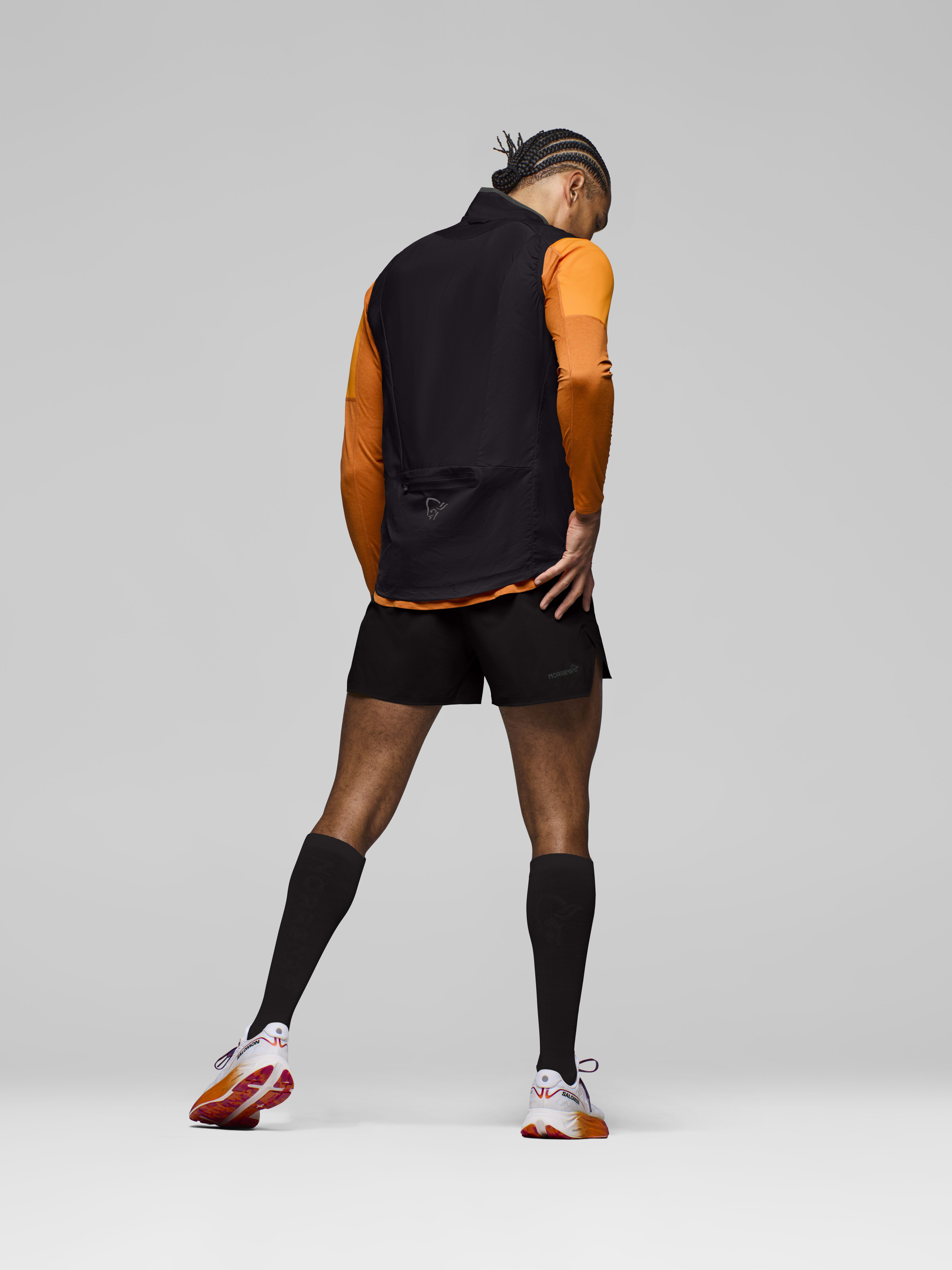 Male Look back image of senja aero90 Vest Caviar Black