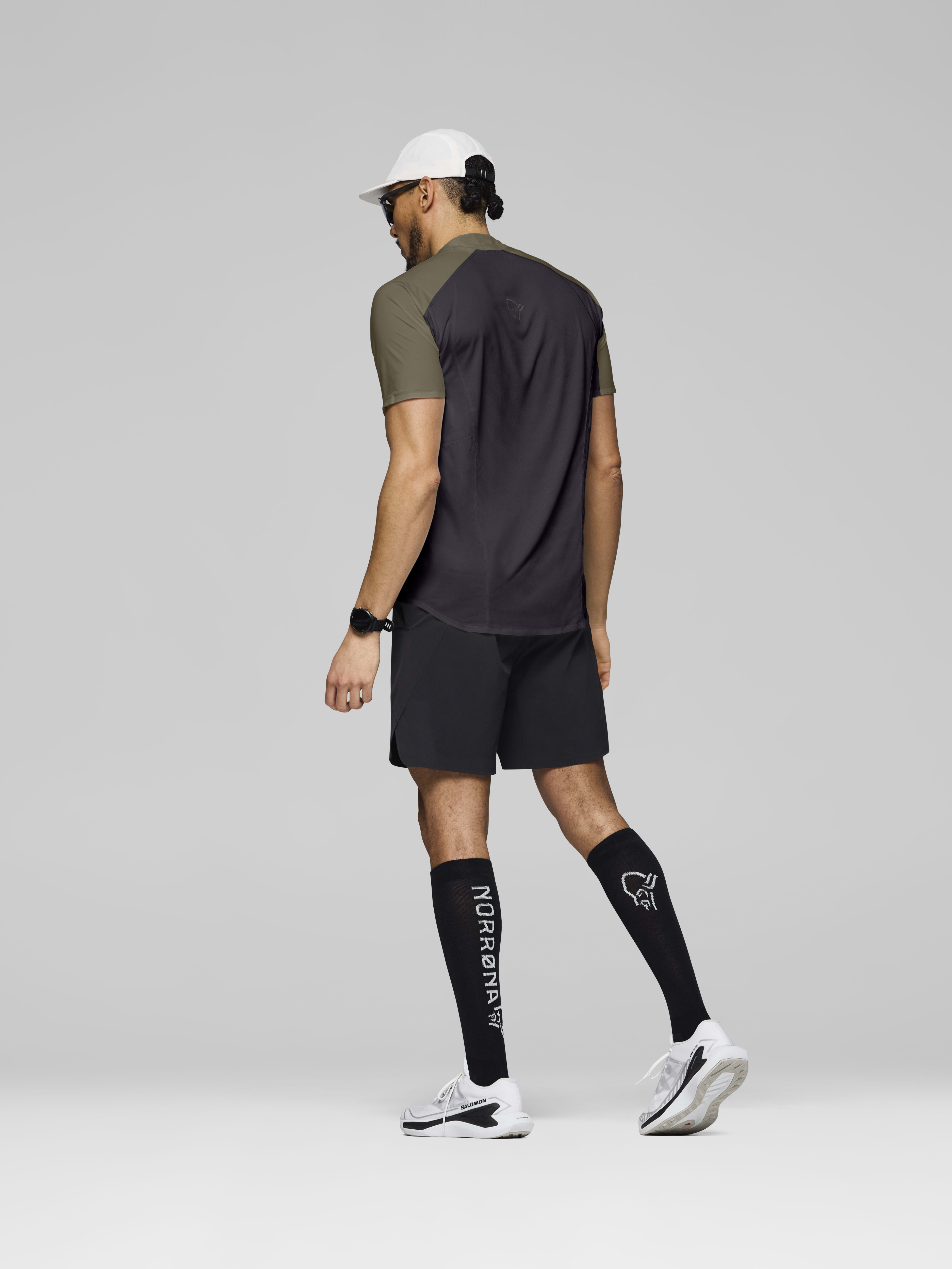 Male Look back image of senja equaliser lightweight T-shirt Olive Night