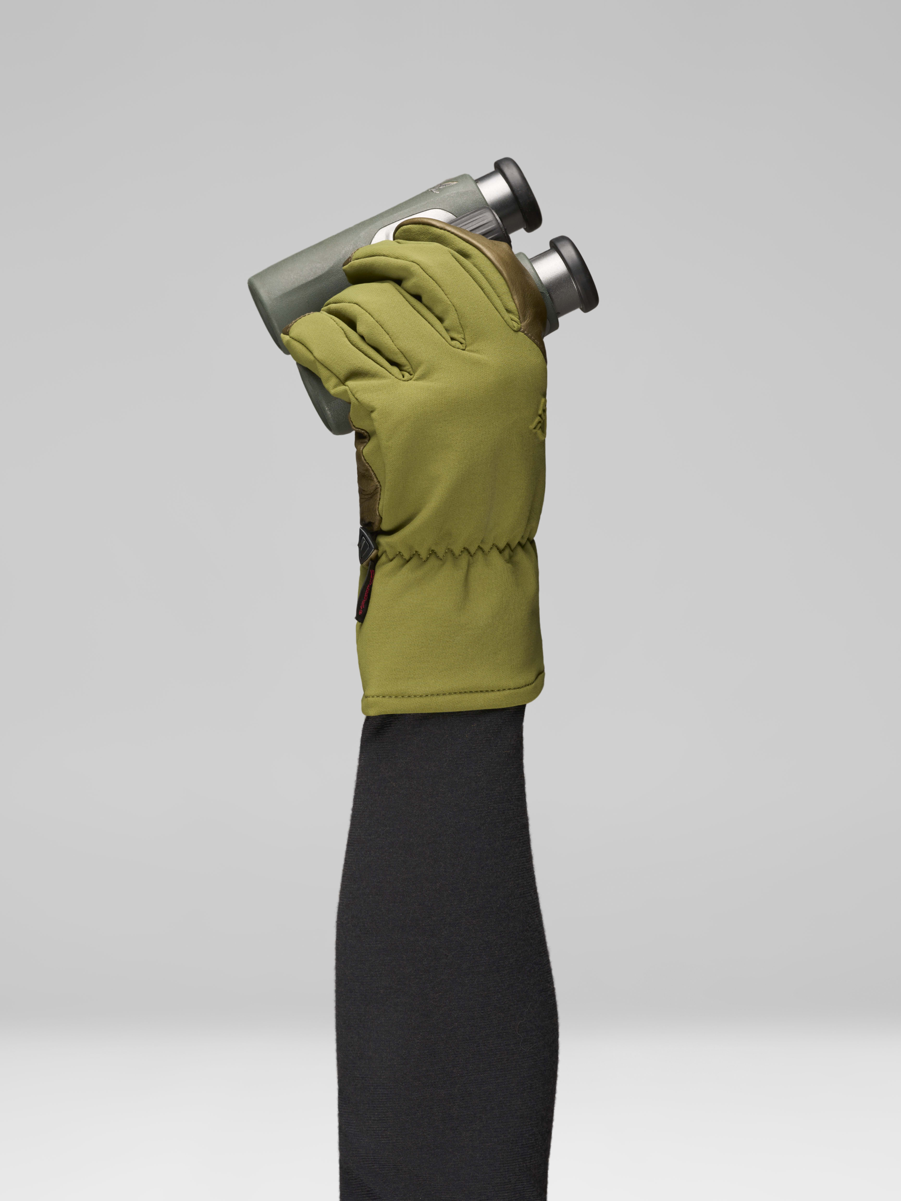 Female Look opening image of finnskogen dri Gloves Forest Green