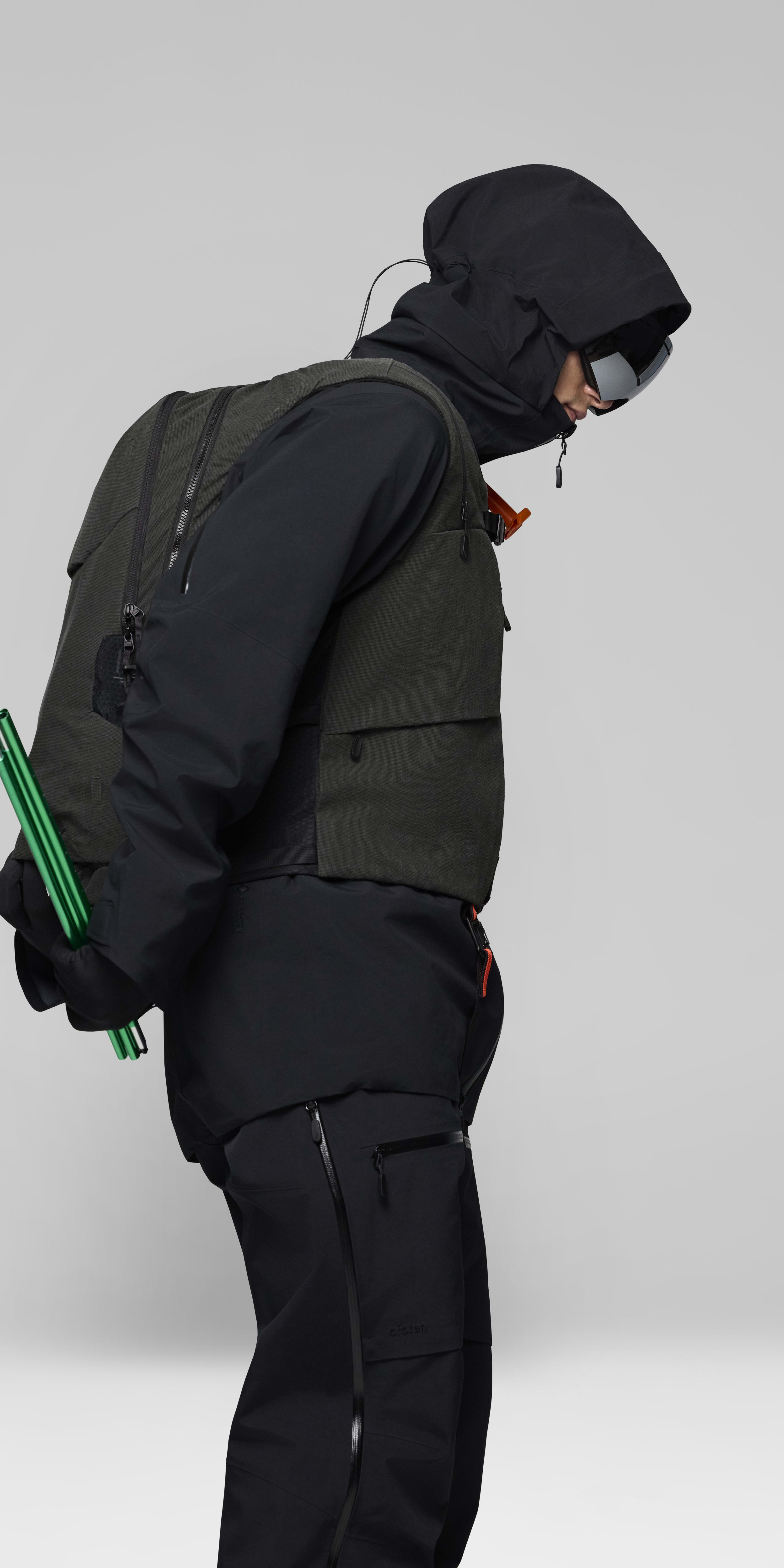 Female Look back image of lofoten Avi ACE 15L Pack Caviar Black