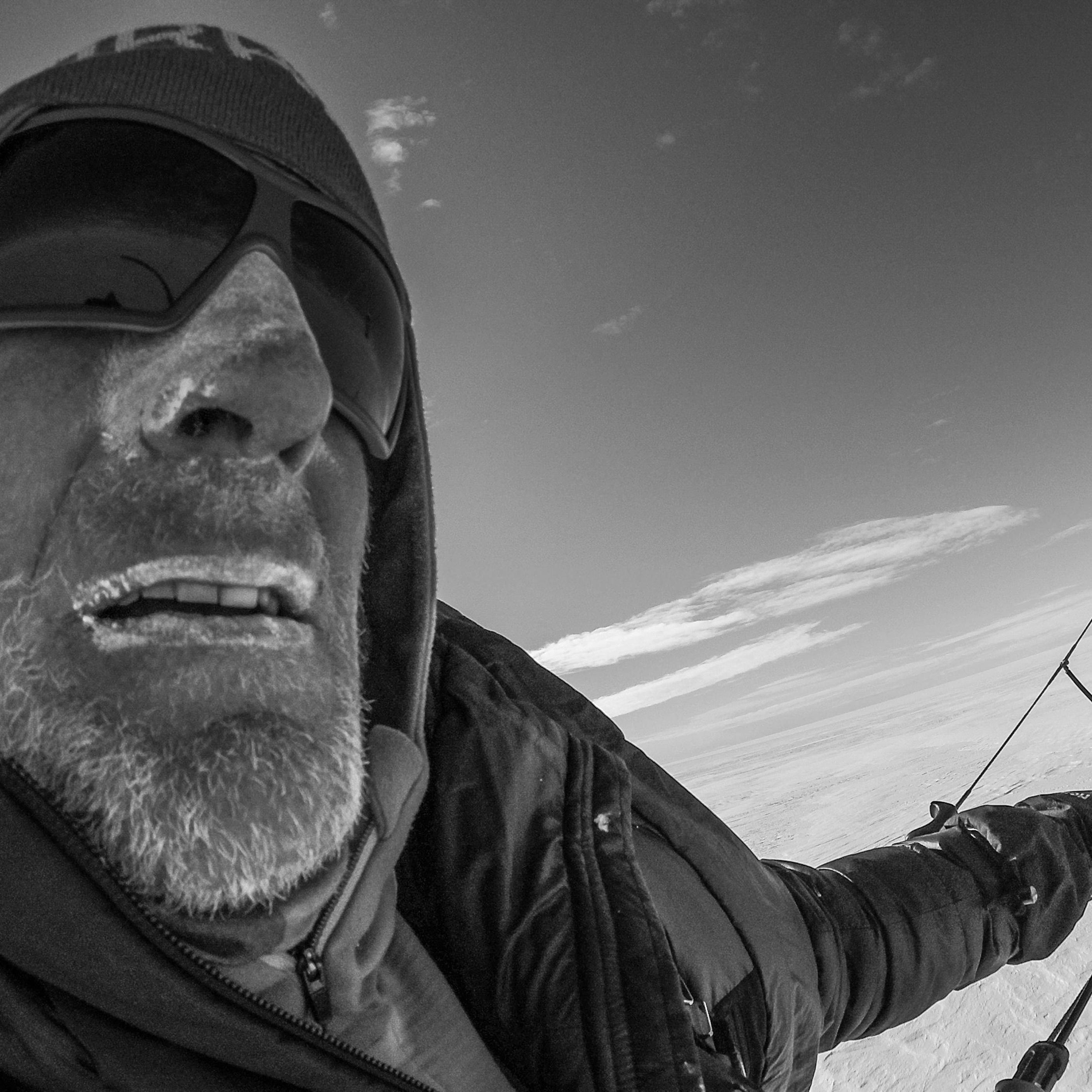 Stefan Glowacz und seine Begleiter, Fotograf Thomas Ulrich und Spitzenkletterer Philipp Hans, stellen die Expedition Coast to Coast unter das Motto „by fair means“. Mit möglichst geringem "Fussabdruck" reisen sie nach Grönland, wo sie das Inlandeis auf einer neuen Route überqueren.