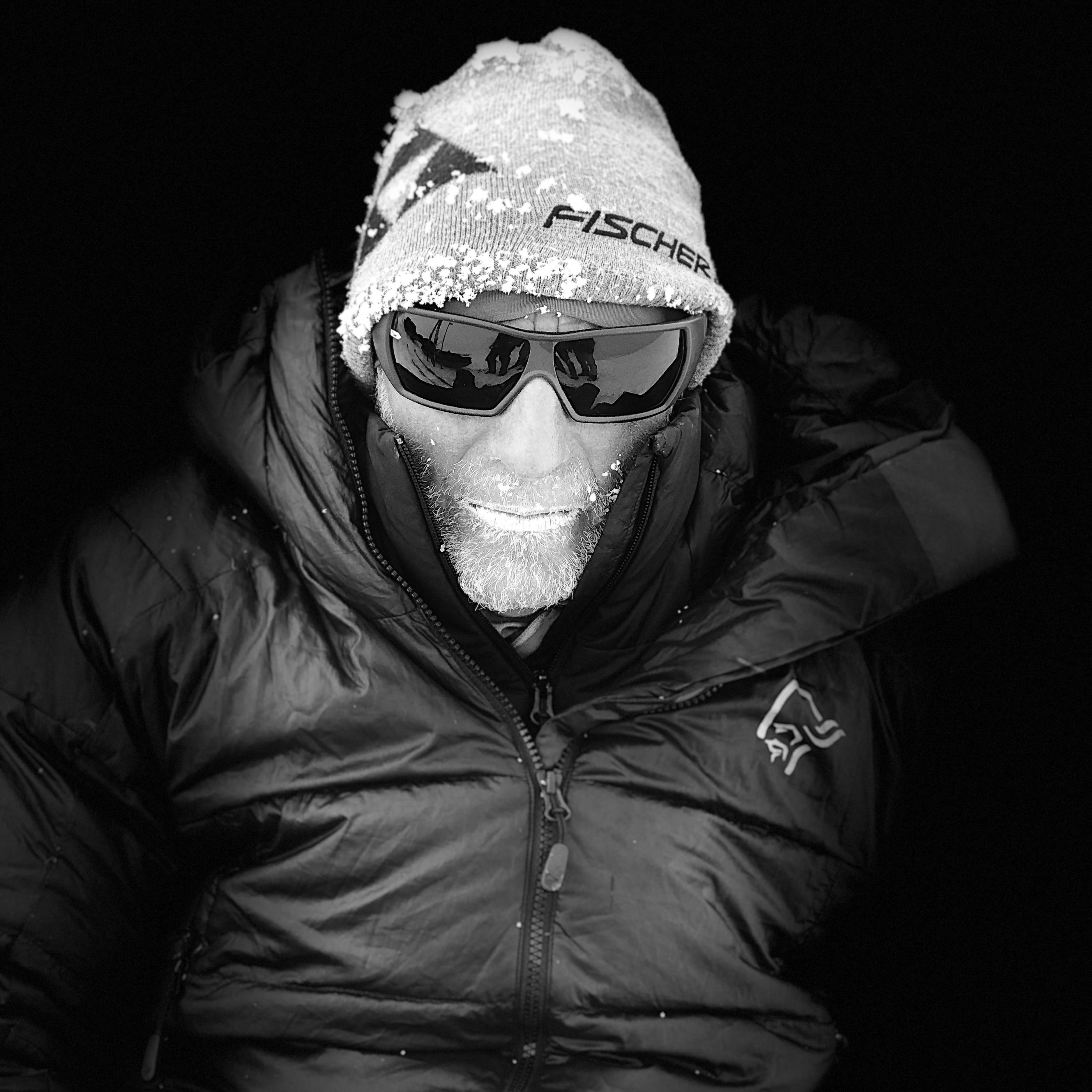 Stefan Glowacz und seine Begleiter, Fotograf Thomas Ulrich und Spitzenkletterer Philipp Hans, stellen die Expedition Coast to Coast unter das Motto „by fair means“. Mit möglichst geringem "Fussabdruck" reisen sie nach Grönland, wo sie das Inlandeis auf einer neuen Route überqueren.