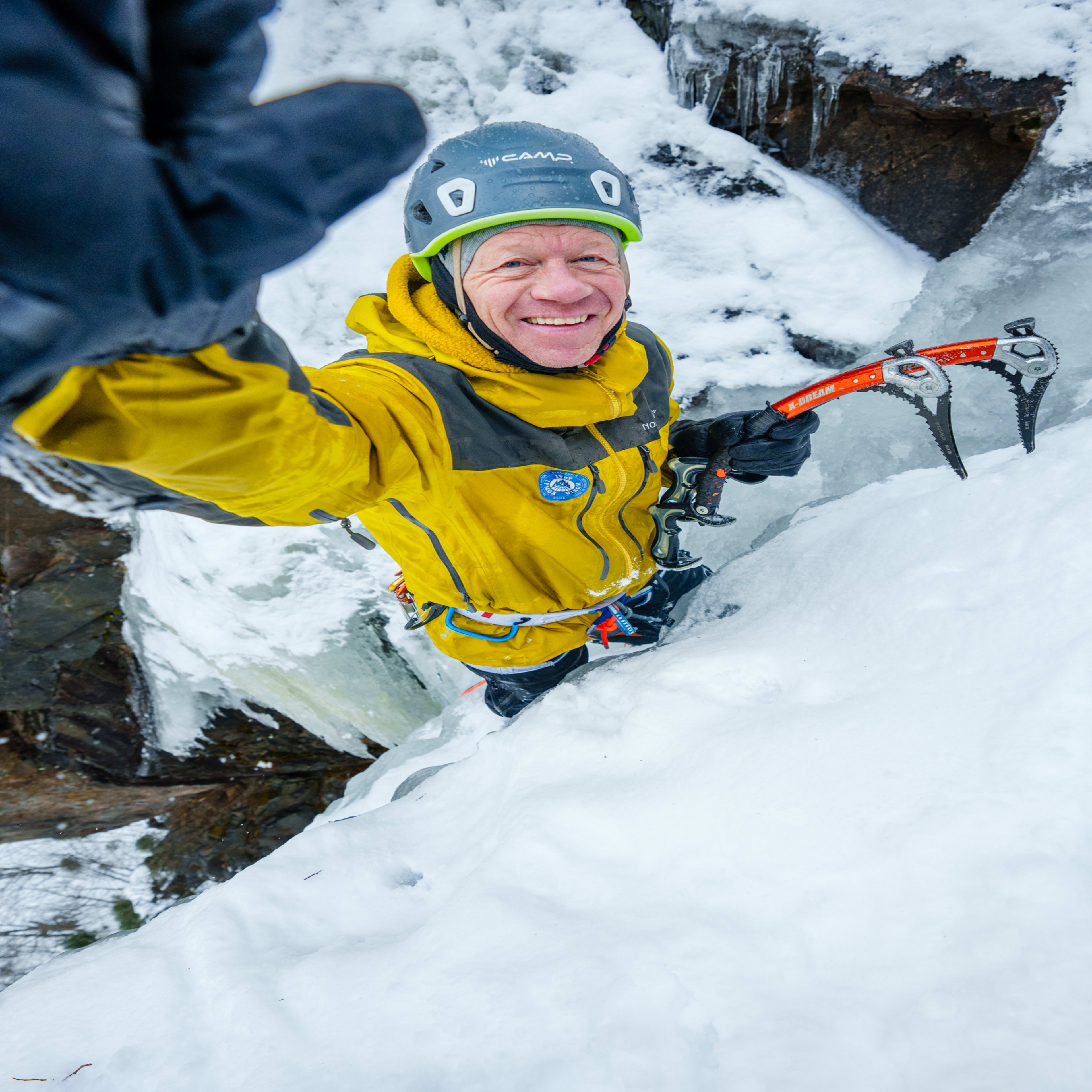 1604-25trollveggen Gore-Tex Pro light Jacket Robert Caspersen Sabotørfossen