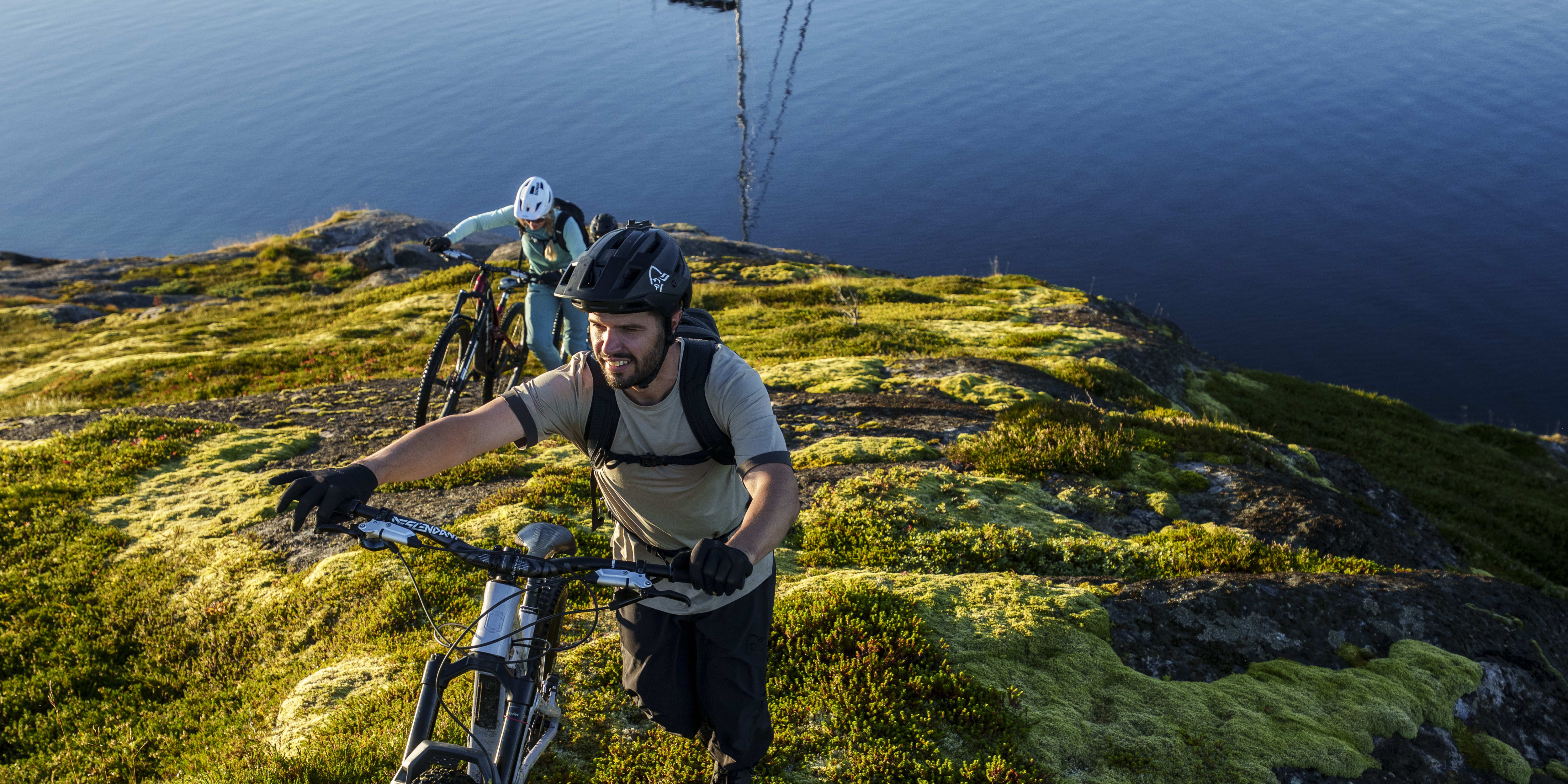 Antoni Villoni Birk Gunnar Selquist Kathi Kuypers VARG 2252-26 7718 fjørå flex1 hybrid Pants M's Caviar Black 2300-26 8883 fjørå equaliser T-shirt M's Winter Twig/Beluga