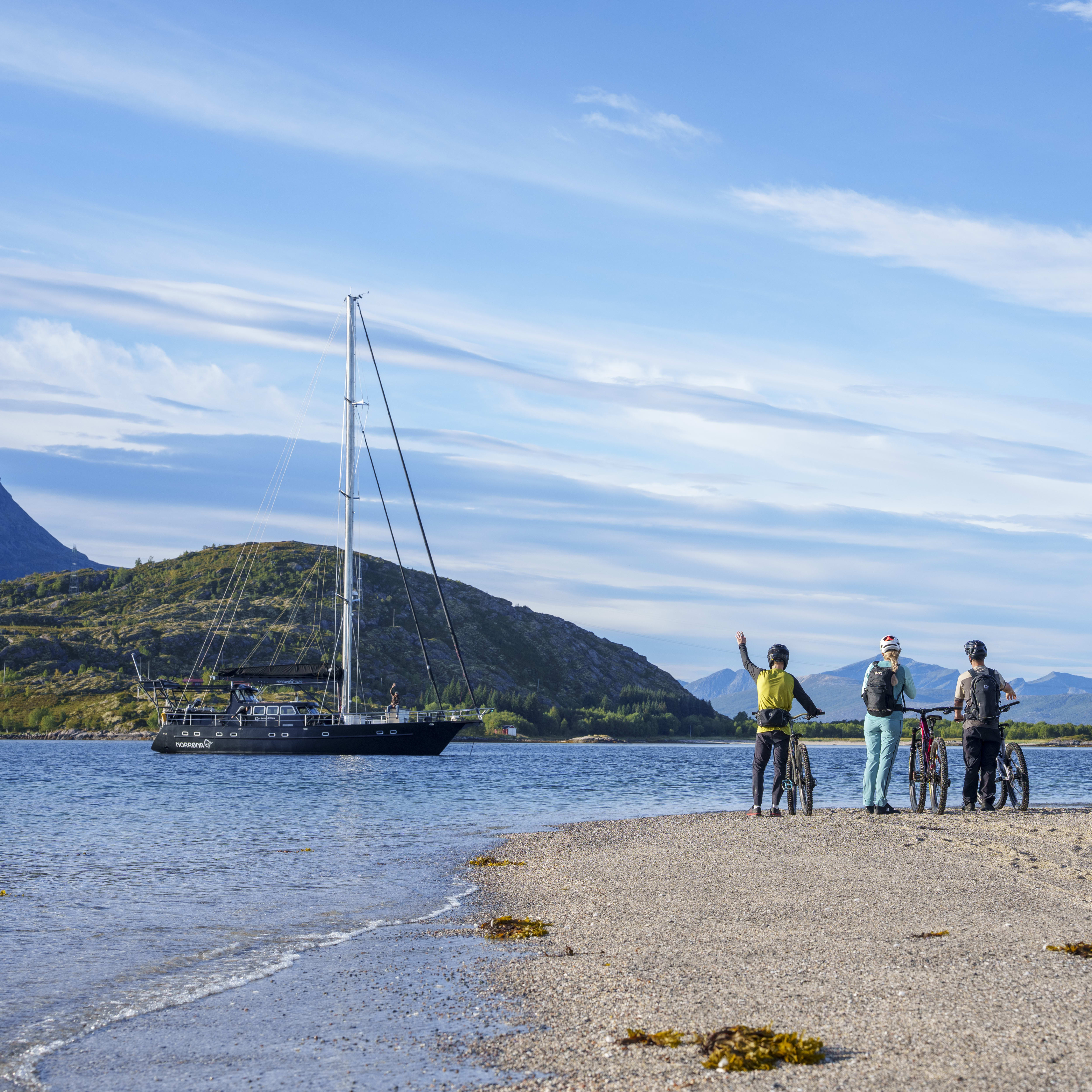 Antoni Villoni Birk Gunnar Selquist Kathi Kuypers VARG 2255-26 6647 fjørå flex1 Pants W's Brittany Blue 2300-26 8883 fjørå equaliser T-shirt M's Winter Twig/Beluga 2232-25 5563 fjørå equaliser lightweight Long Sleeve M's Golden Lime/Caviar Black