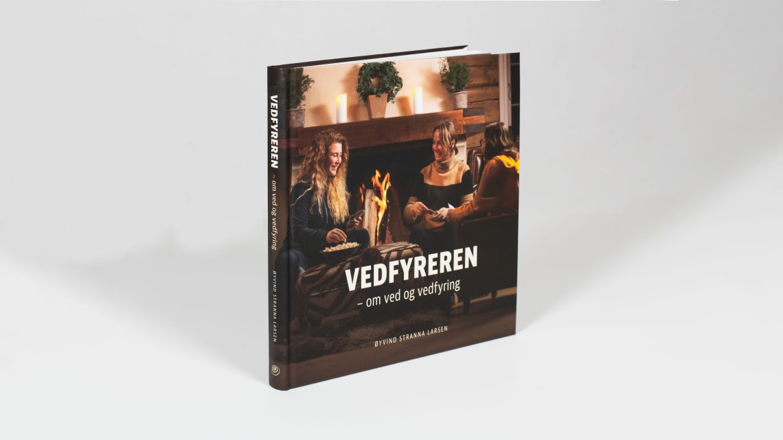 «Vedfyreren»: Bok med mye nyttig, interessant og artig stoff både for boligeiere, hytteeiere og bålbrennere.