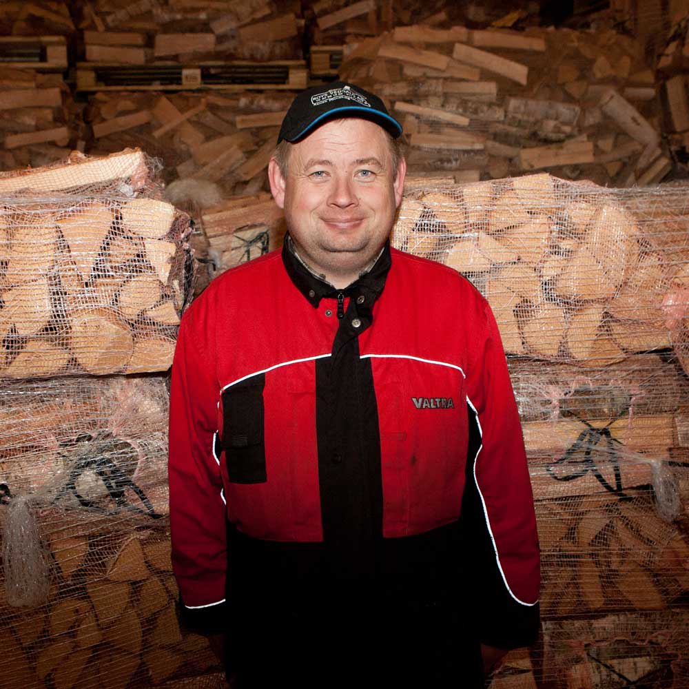 Roy Vermundsberget driver i firmaet Finnskogen Ved i Hedmark. Han er trolig Norges største vedprodusent, men i år er hele produksjonen nå allerede bestilt.