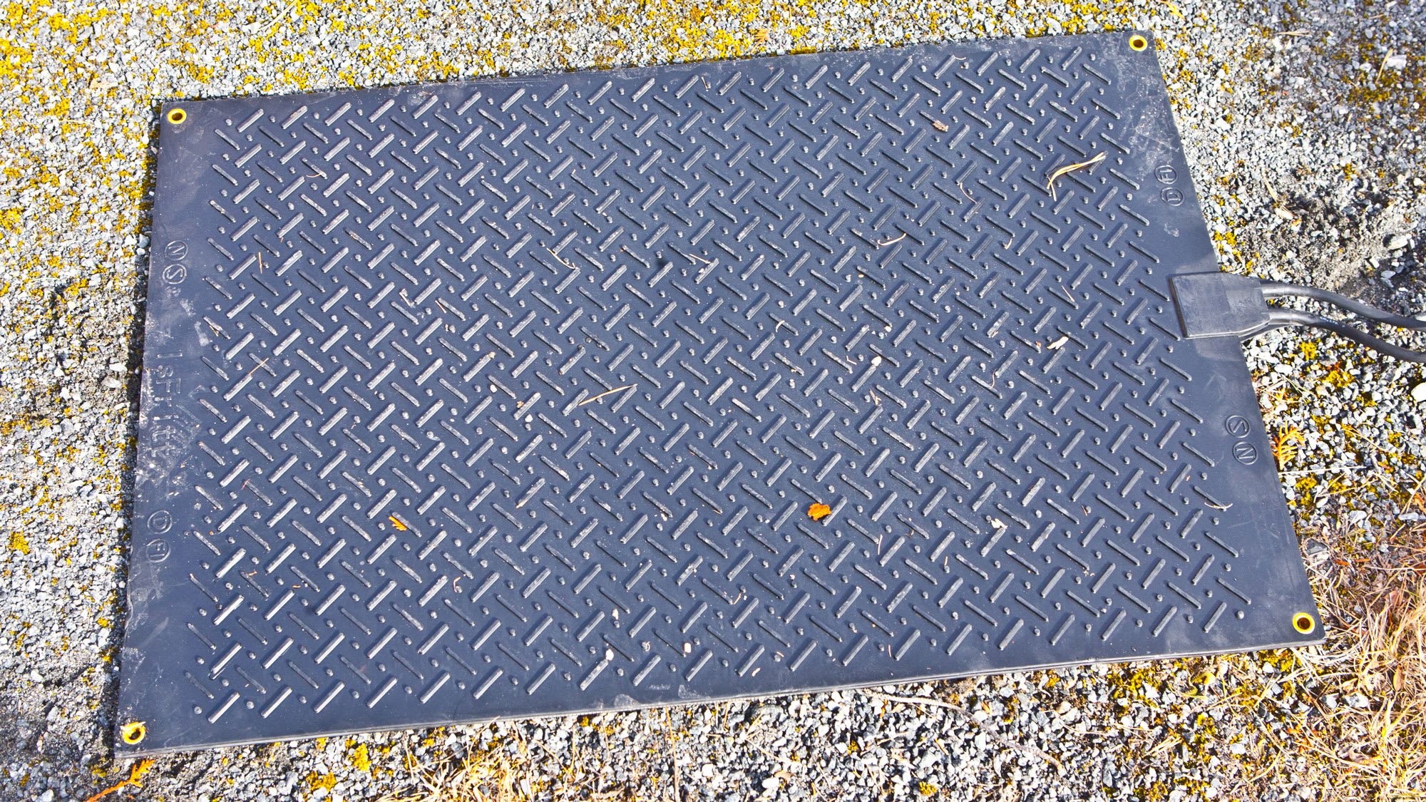 Varmematta har solide riller som sørger for sklisikring.