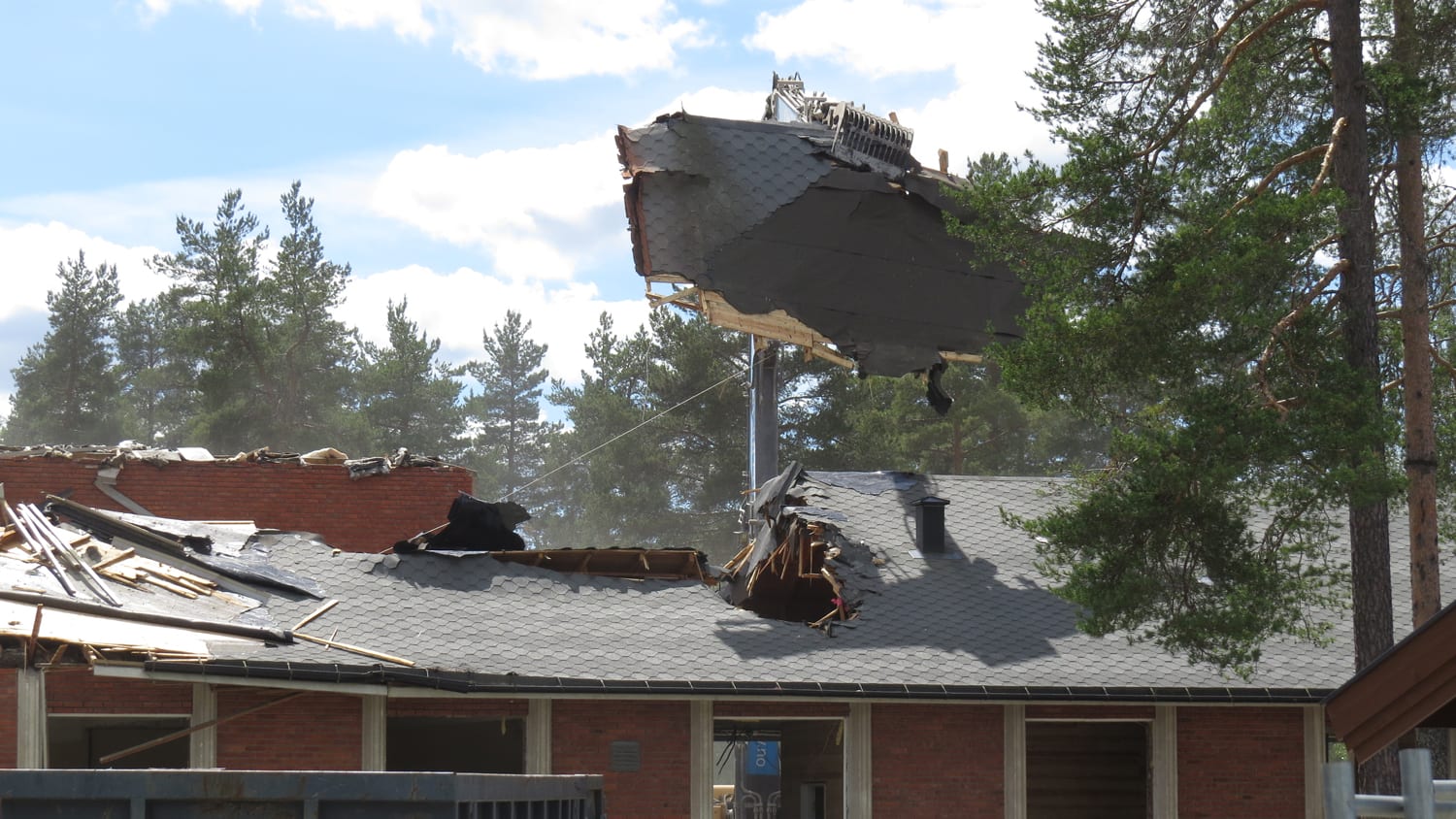 Når firmaer river bygninger går de brukte materialene i dag til oppflising og brenning