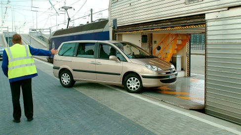 Auto sale a bordo dell’Eurotunnel Shuttle.