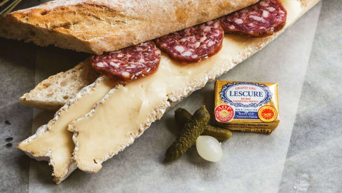 Baguette con formaggio e carne