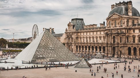 Vista esterna del Museo del Louvre.