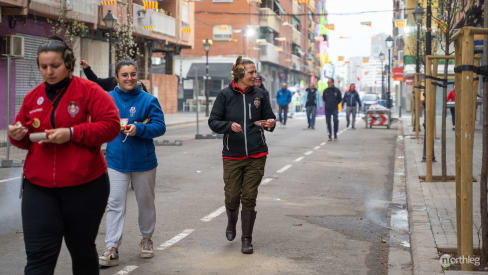 Falleras y falleros por las calles de Valencia durante la Despertà