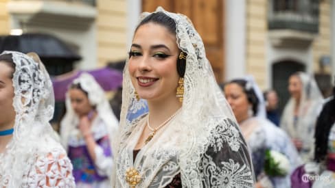 Fallera en un vestido tradicional durante las Fallas de Valencia