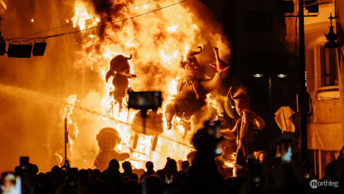 Falla en llamas durante la Cremà en Valencia