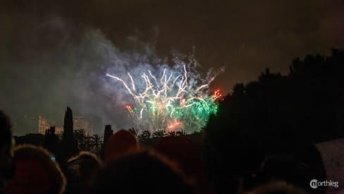 Gente che osserva la Nit del Foc dal puente de Aragón