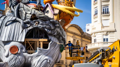 Plantá - worker on a crane preparing falla in Plaza del Ayuntamiento - Fallas Valencia