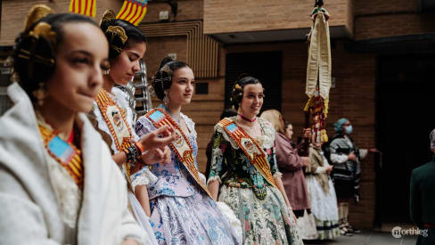 Falleras Mayores Infantiles nelle strade di Valencia durante le Fallas