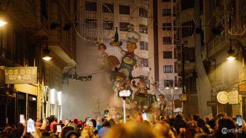 Falla vicino agli edifici - Fallas Valencia