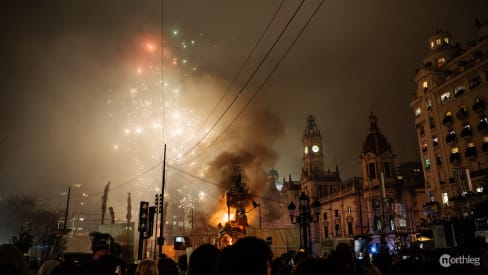 Espectáculo pirotécnico antes de la Cremà en una falla en Valencia