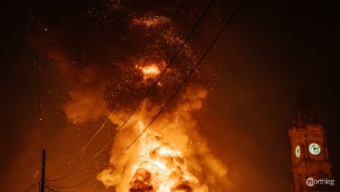 Humo generado por la quema de una falla durante la Cremà en Valencia.