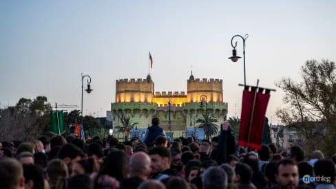 Gente esperando la Crida en Torres de Serranos