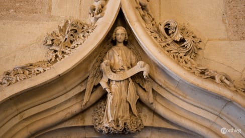 Relieves religiosos tallados en piedra en la Lonja de la Seda en Valencia