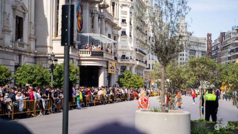 Gente esperando a ver una mascletá - Fallas Valencia