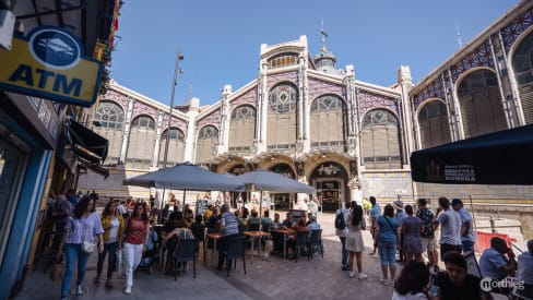 La plaza frente a la entrada del Mercado Central de Valencia