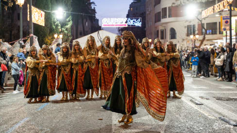 Artisti ballano durante la parata dei Moros y Cristianos.
