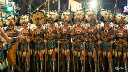 Grupo de participantes femeninas en el desfile de Moros y Cristianos de Valencia.