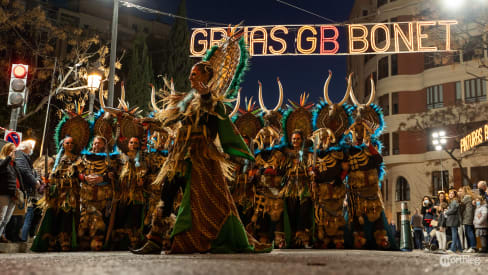 Personas vestidas de Moros y Cristianos en Valencia.