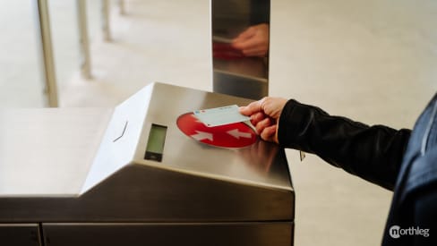 Persona validando un billete de metro en Valencia.